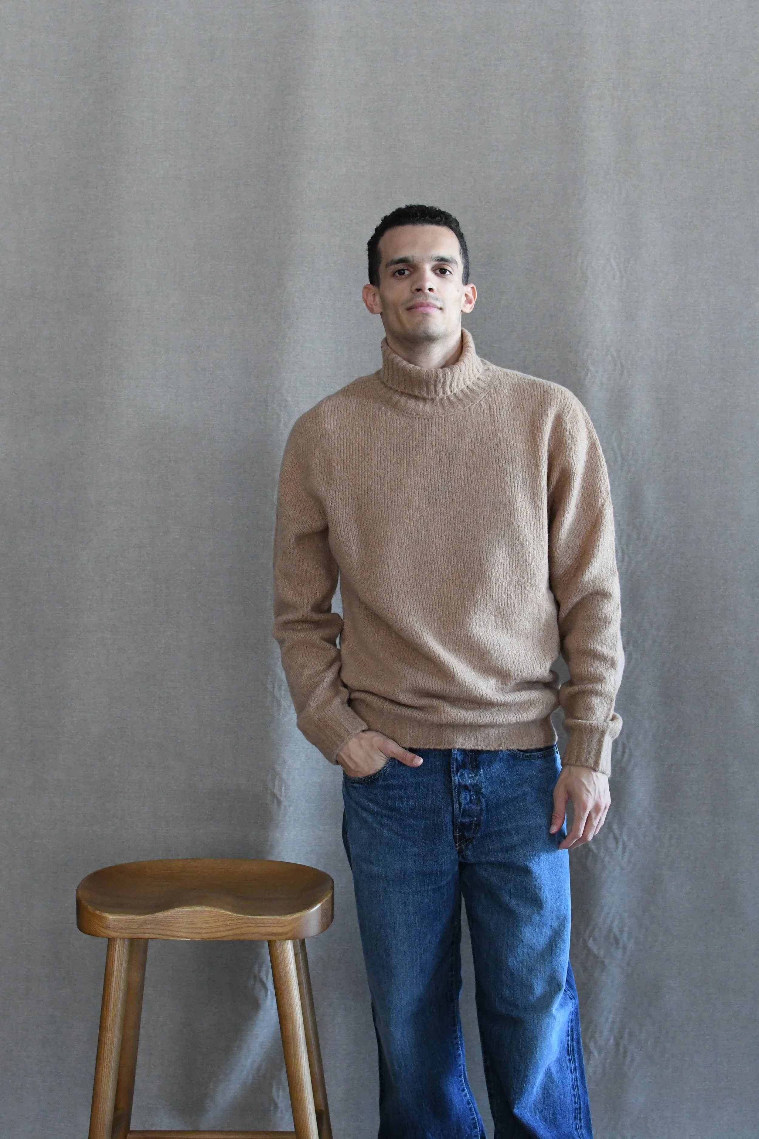 Maglia Scaglione classica collo alto tinta unita in lana e cashmere senza cuciture.