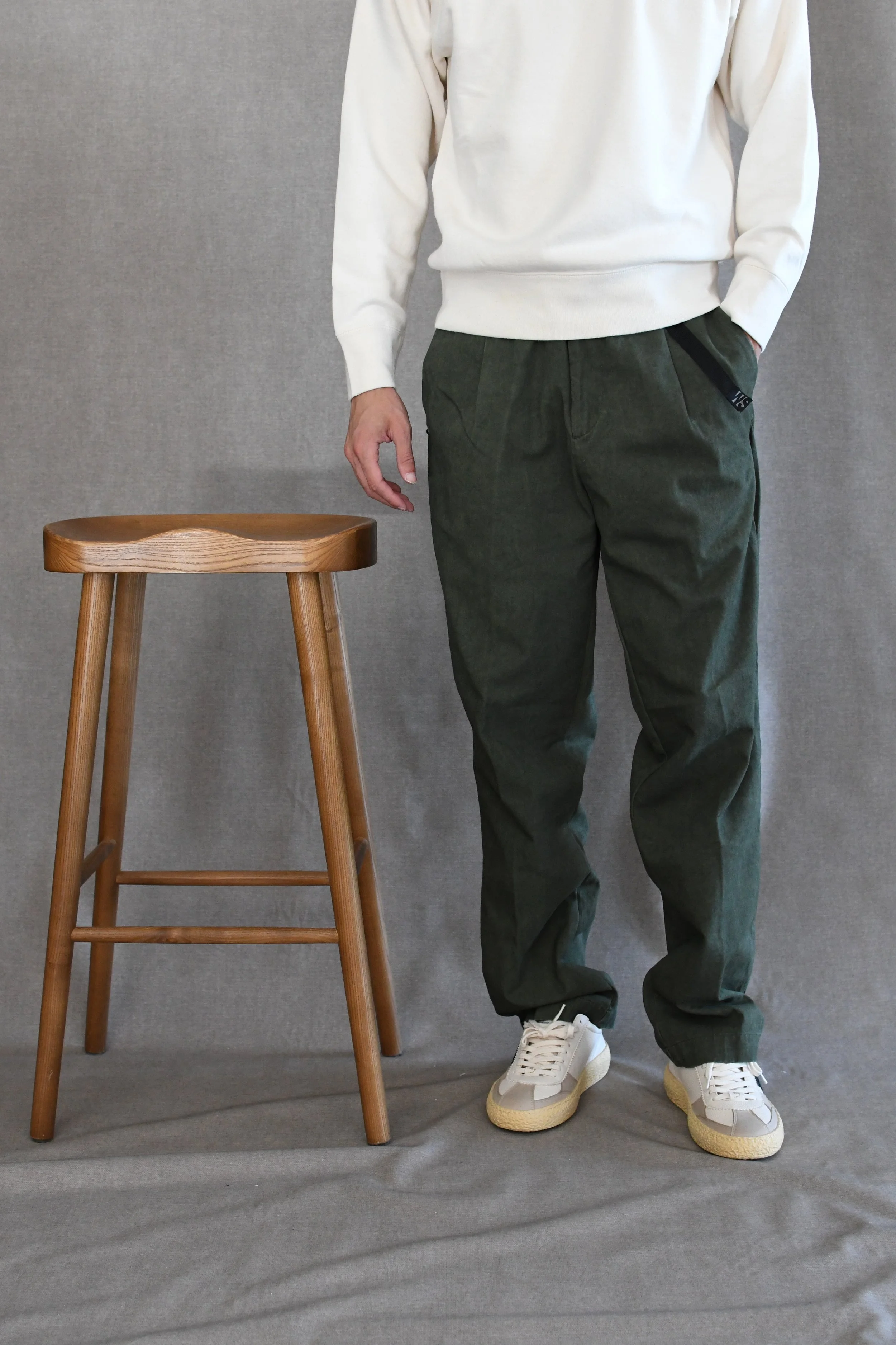 Pantalone White Sand vestibilità comoda in cotone effetto lavato, tinta unita.