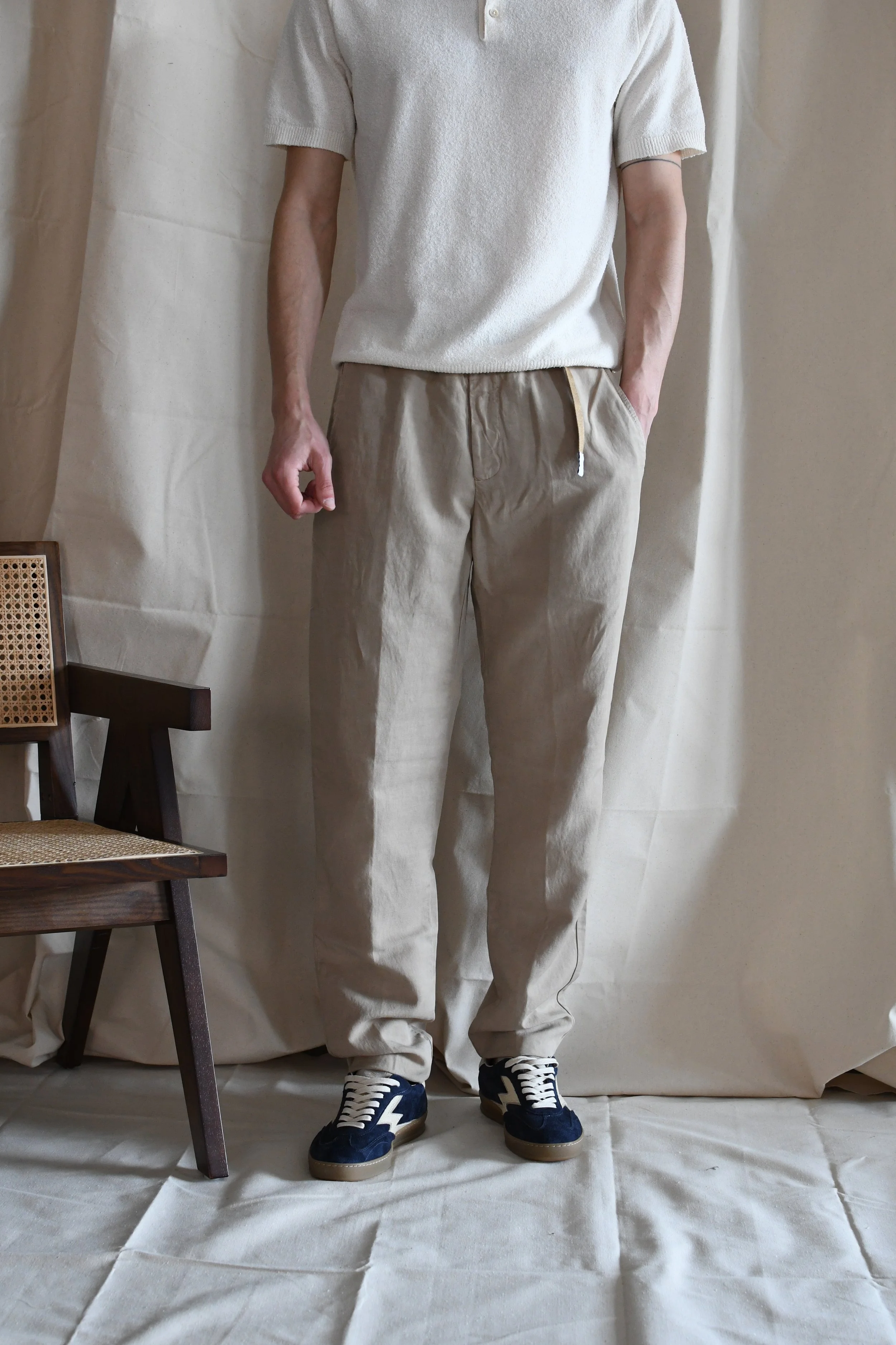 Pantalone White Sand tinta unita in misto lino leggerissimo.