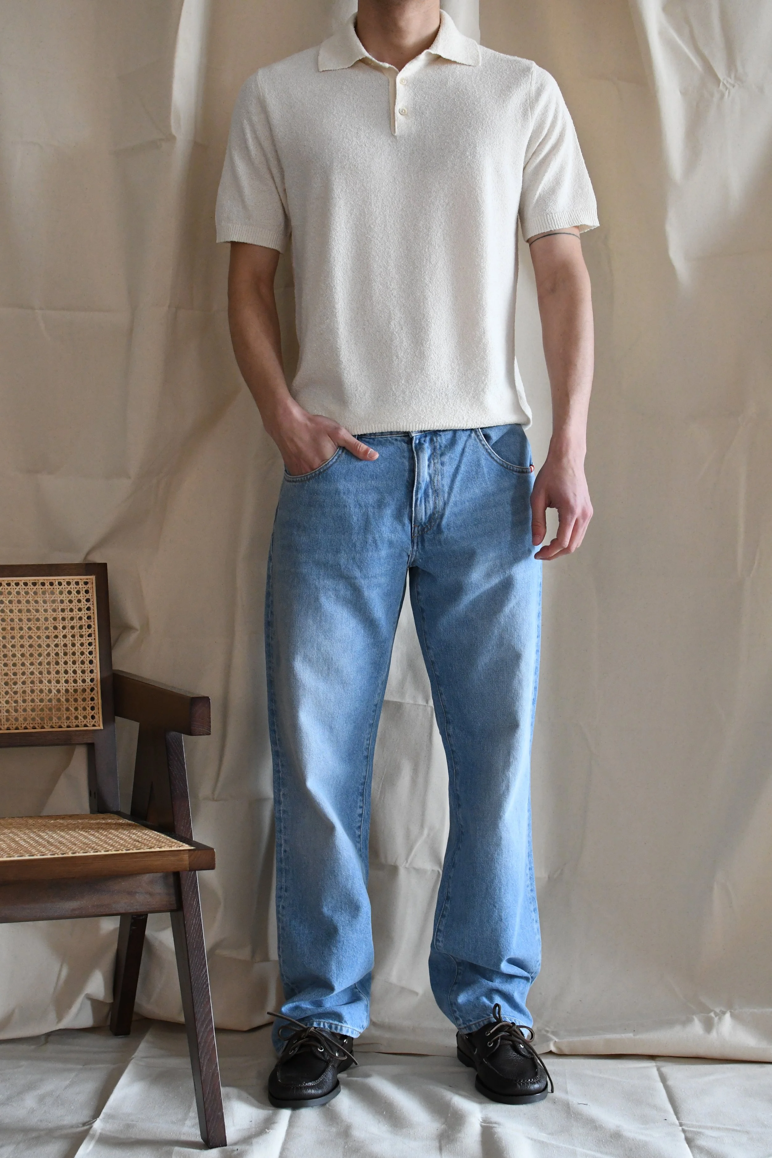 Jeans Amish tela con lavaggio chiaro e fondo dritto. Un denim moderno con una vestibilità comoda ideale da abbinare ad una scarpa bassa.