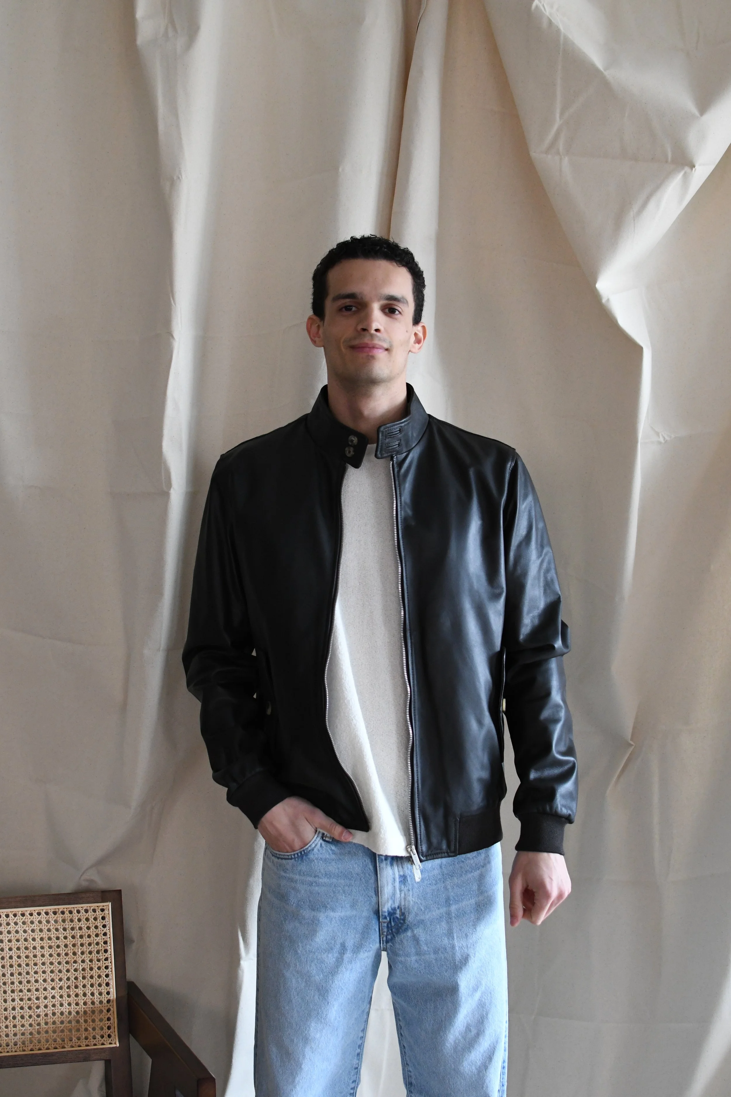 Giacca Mono in vera pelle tinta unita. Prodotto artigianale fatto in Italia. E’ la perfetta sintesi tra le tendenze del momento e la cura del prodotto nei dettagli.