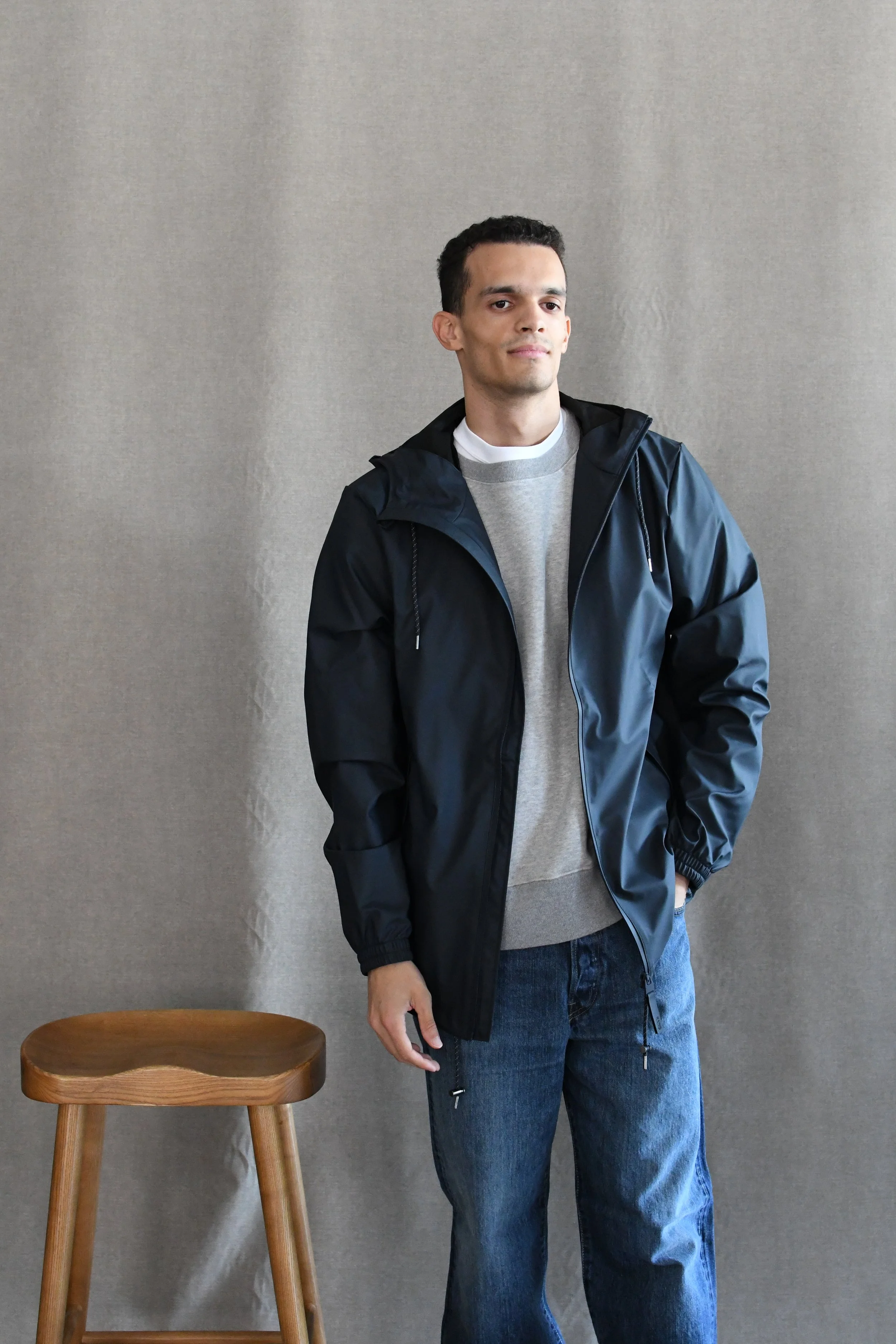Giubbino Rains Storm Breaker è un impermeabile unisex con un'estetica sportiva raffinata e parti metalliche resistenti agli agenti atmosferici.