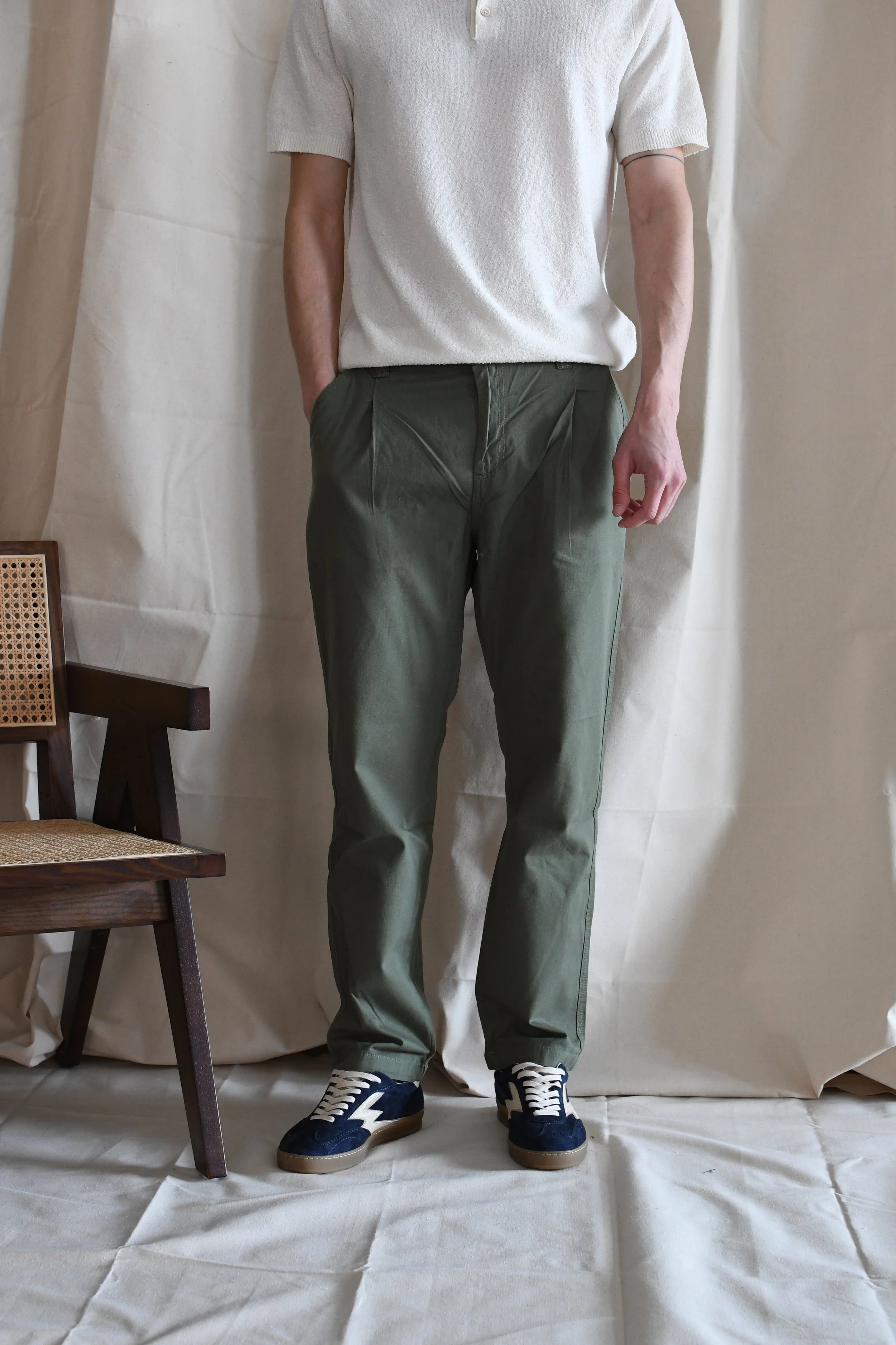 Pantalone Service Works in cotone tinta unita. Capo ispirato agli indumenti da lavoro delle cucine londinesi.