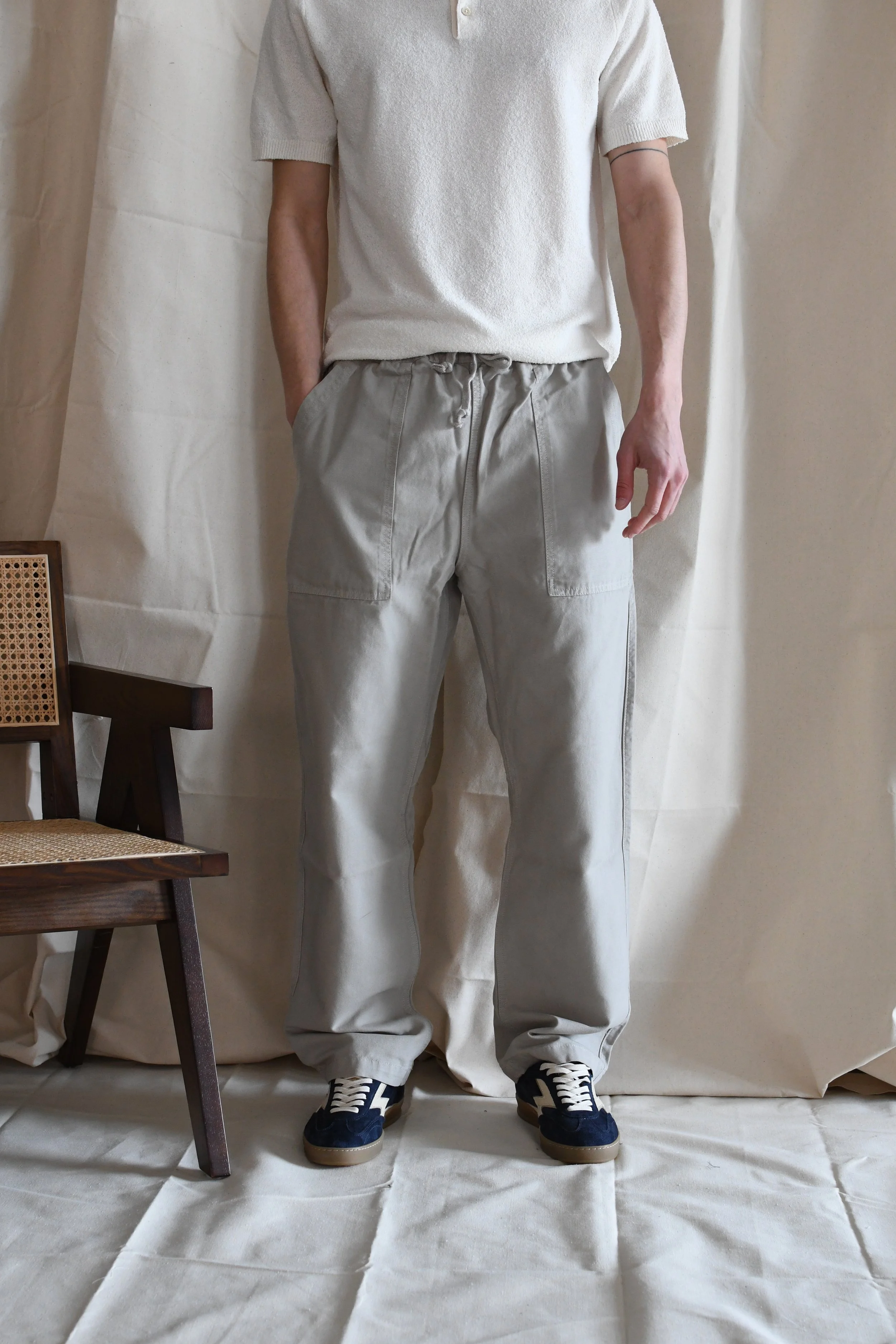 Pantalone Service Works in cotone canvas tinta unita. Capo ispirato agli indumenti da lavoro delle cucine londinesi.