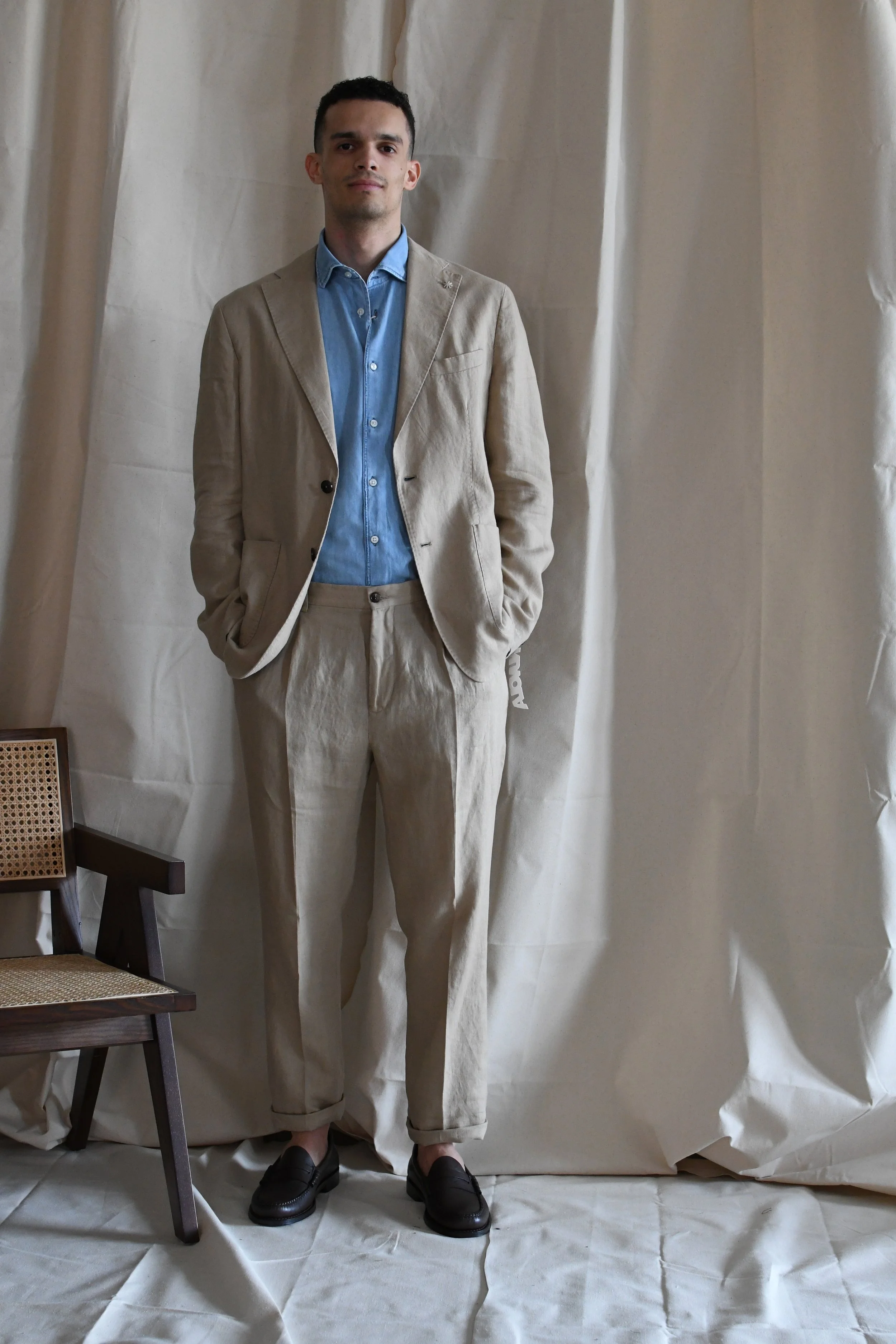 Abito Manuel Ritz in 100% lino sfoderato leggero e adatto alle temperature estive.