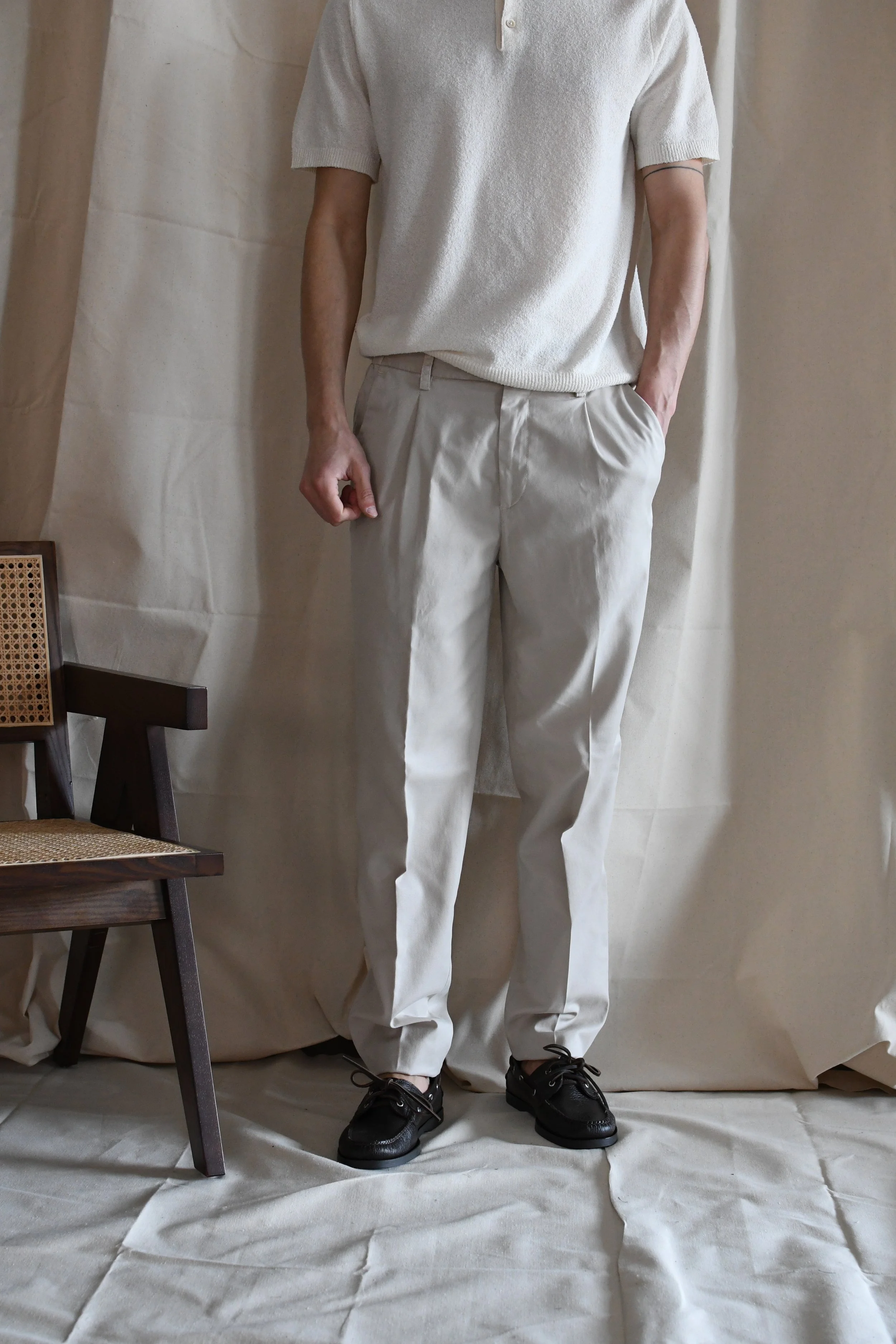 Pantalone Devorè in cotone tinta unita con pinces.