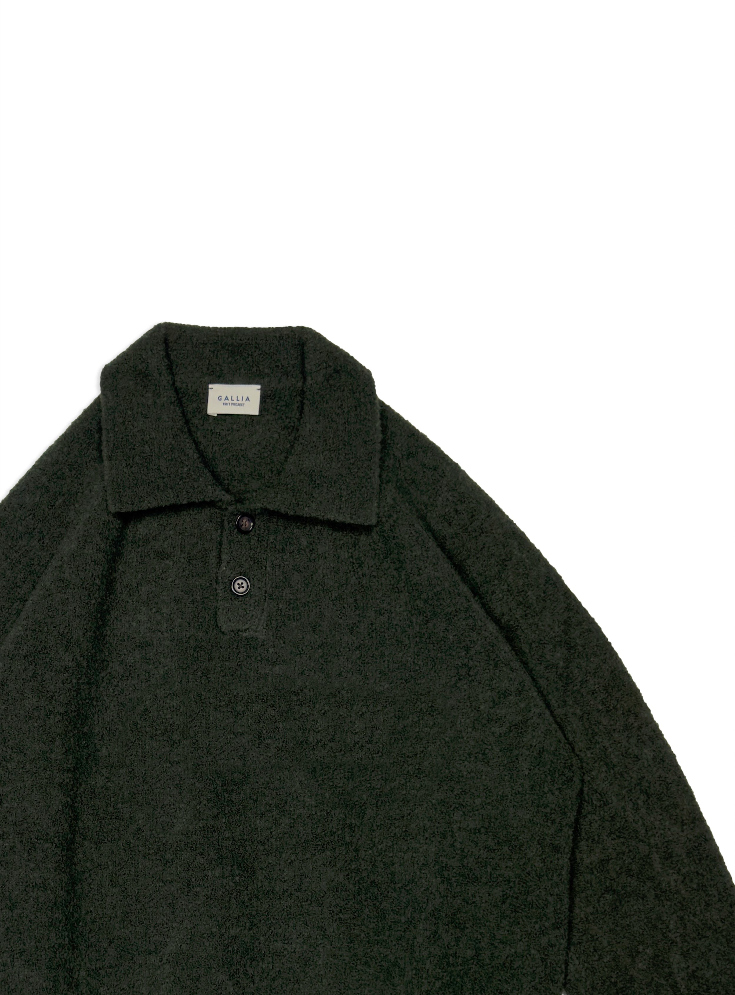 Polo Gallia bouclé in calda e morbida lana tinta unita. Maglia di ispirazione vintage.