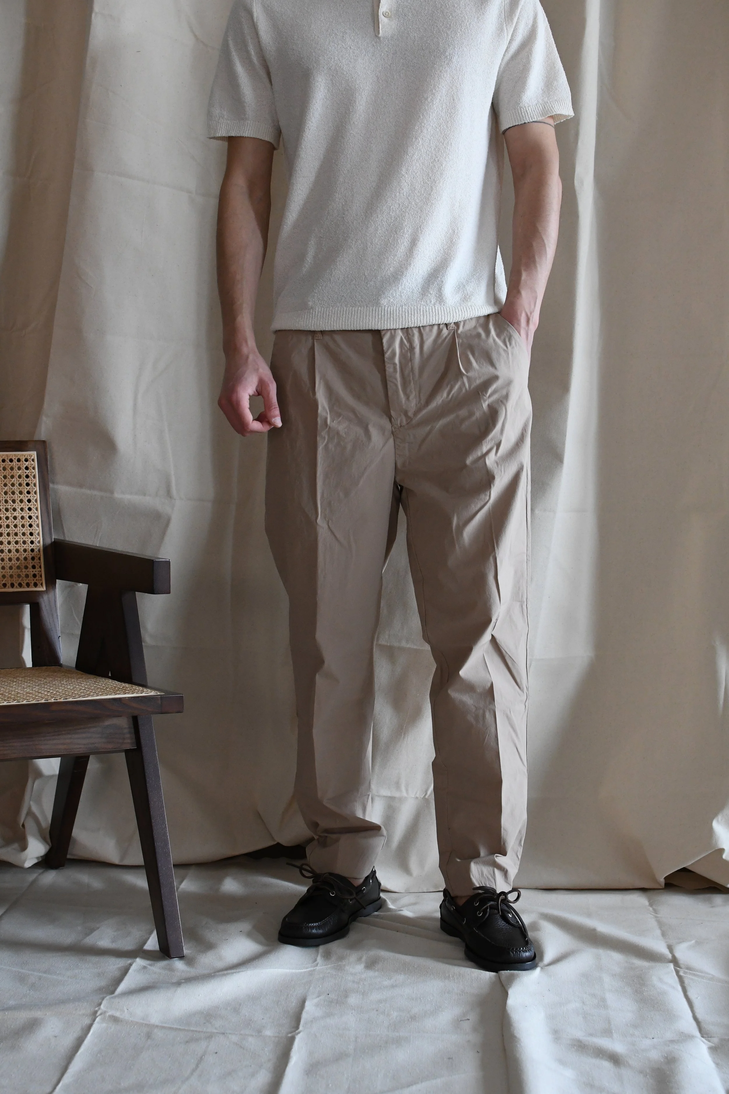 Pantalone Clark in cotone popeline con pinces frontale.