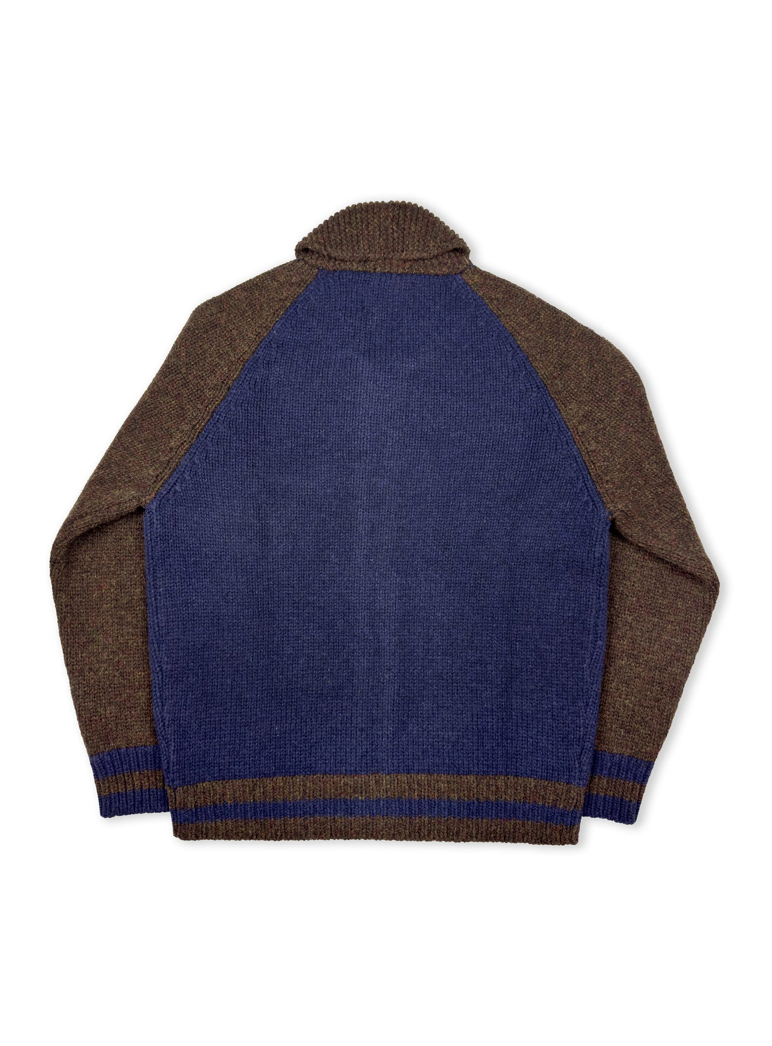 Cardigan Chesapeake’s in Lana con collo sciallato. Ispirato alle divise dei campionati dell’Ivy League.