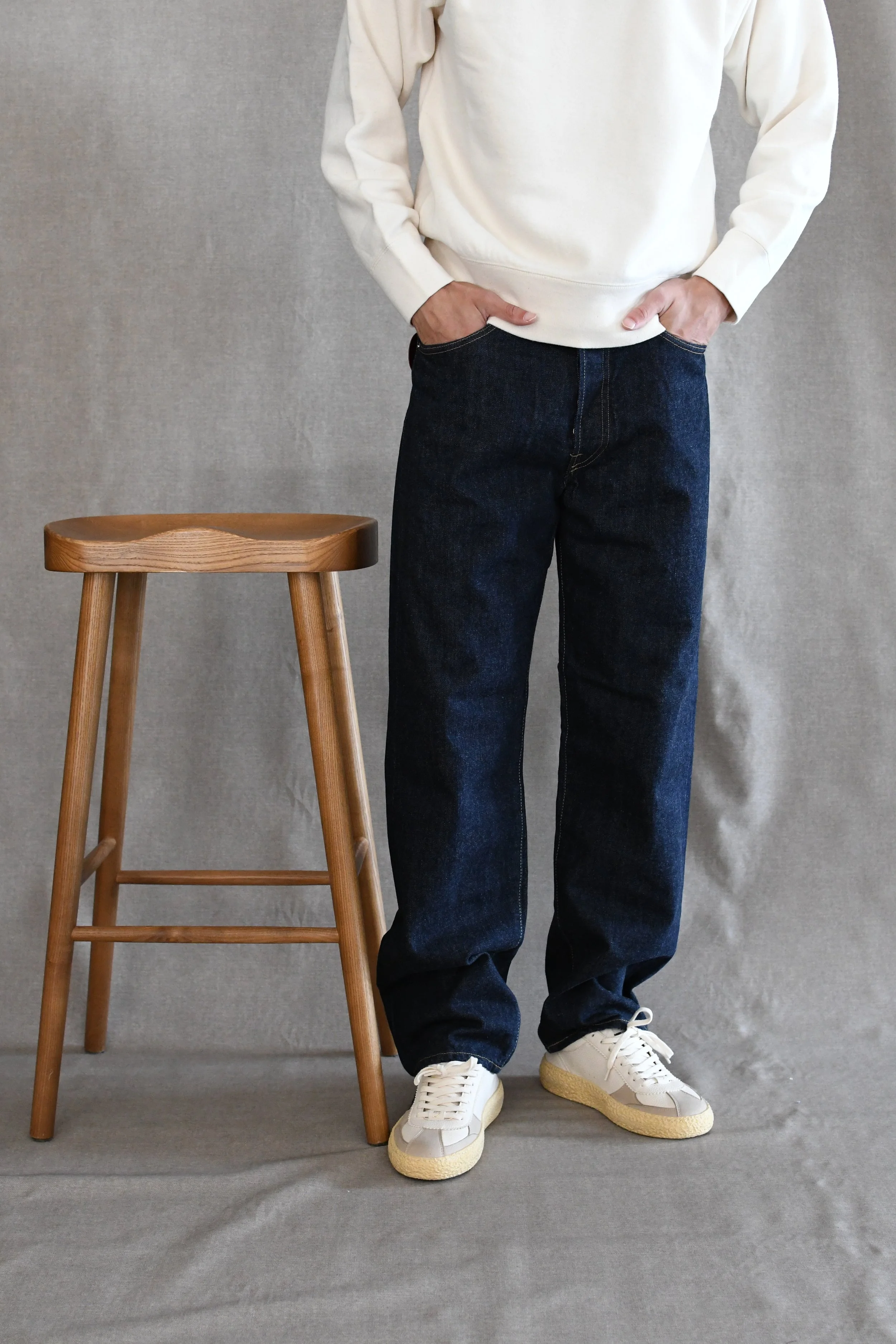 Denim Edwin rinsed tinta unita non lavato con cimosa rossa. Edwin è un marchio di denim all'avanguardia, dove risaltano l'artigianalità e la competenza giapponese.
