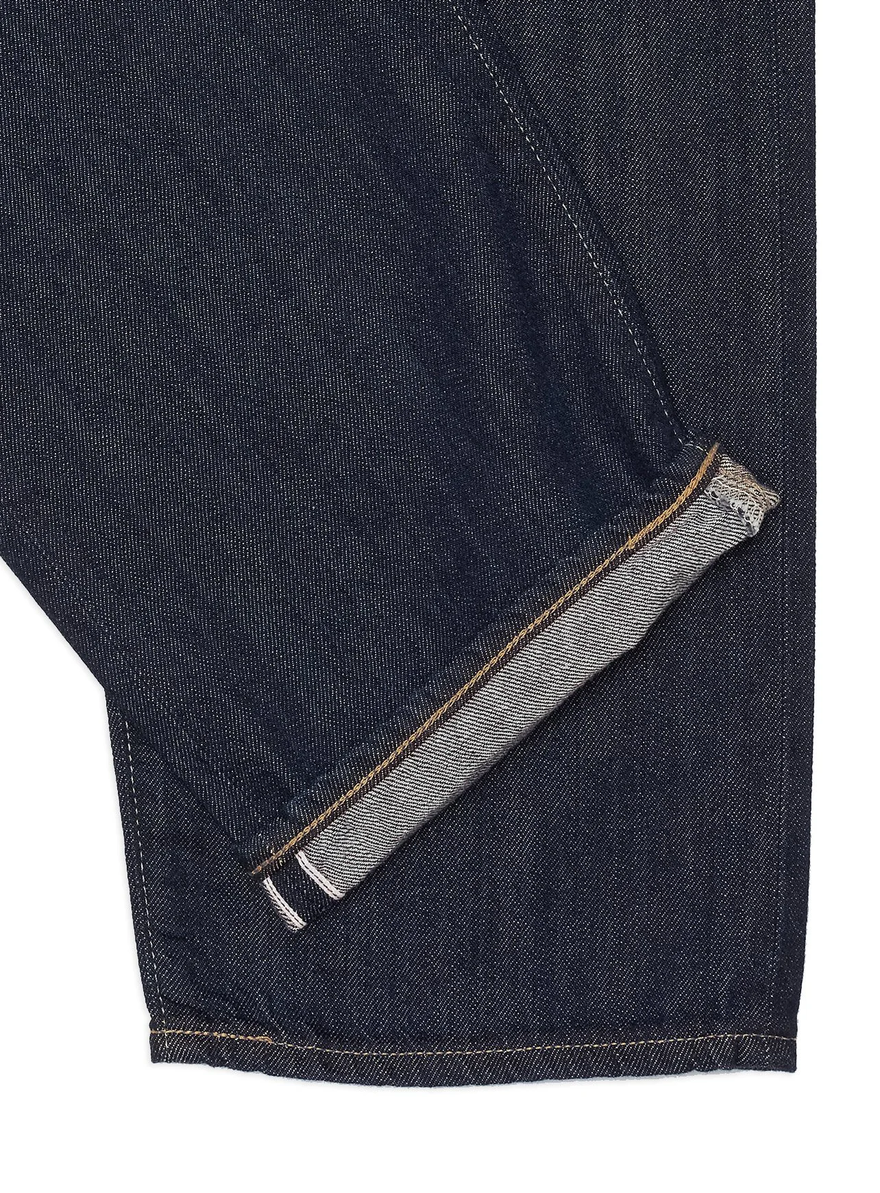 Denim Edwin rinsed tinta unita non lavato con cimosa rossa. Edwin è un marchio di denim all'avanguardia, dove risaltano l'artigianalità e la competenza giapponese.