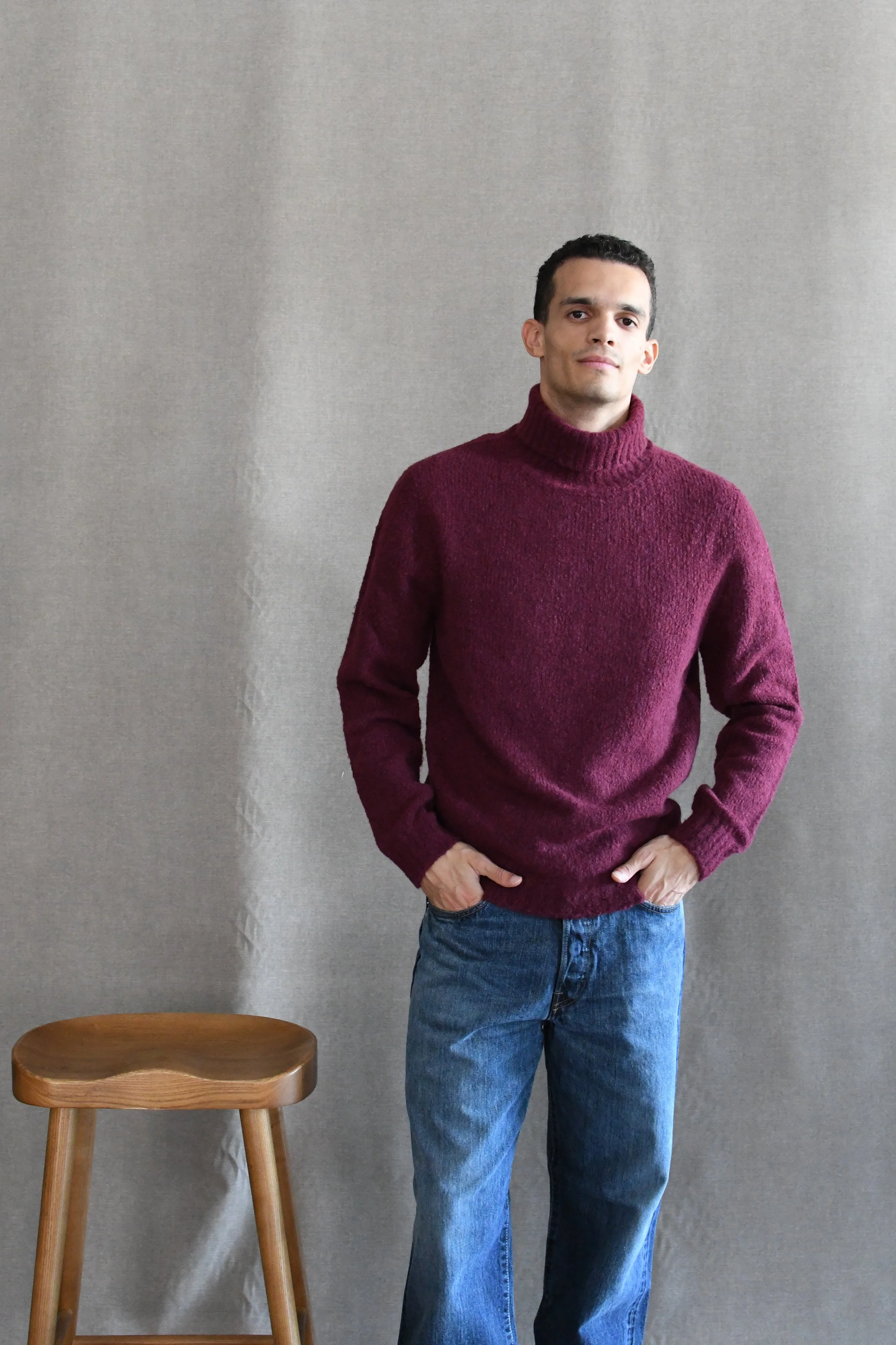 Maglia Scaglione classica collo alto tinta unita in lana e cashmere senza cuciture.