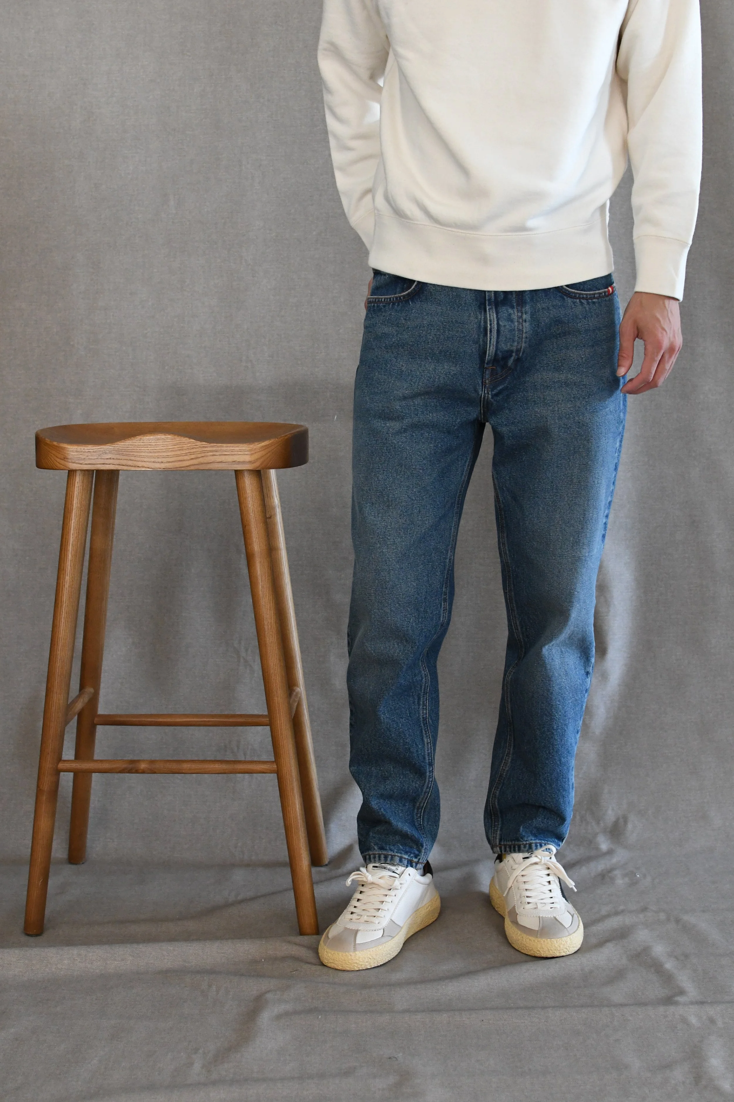 Jeans Amish lavaggio medio senza strappi. Vestibilità carrot.