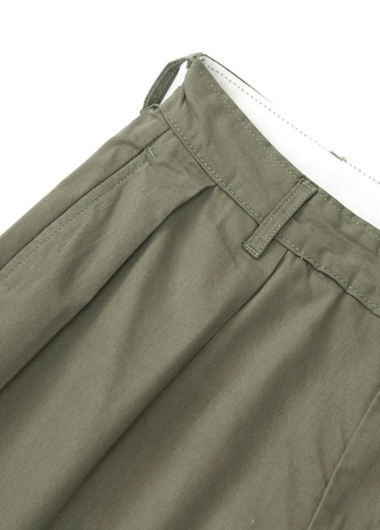 Bermuda Service Works in cotone doppia pinces tinta unita. Capo ispirato agli indumenti da lavoro delle cucine londinesi.