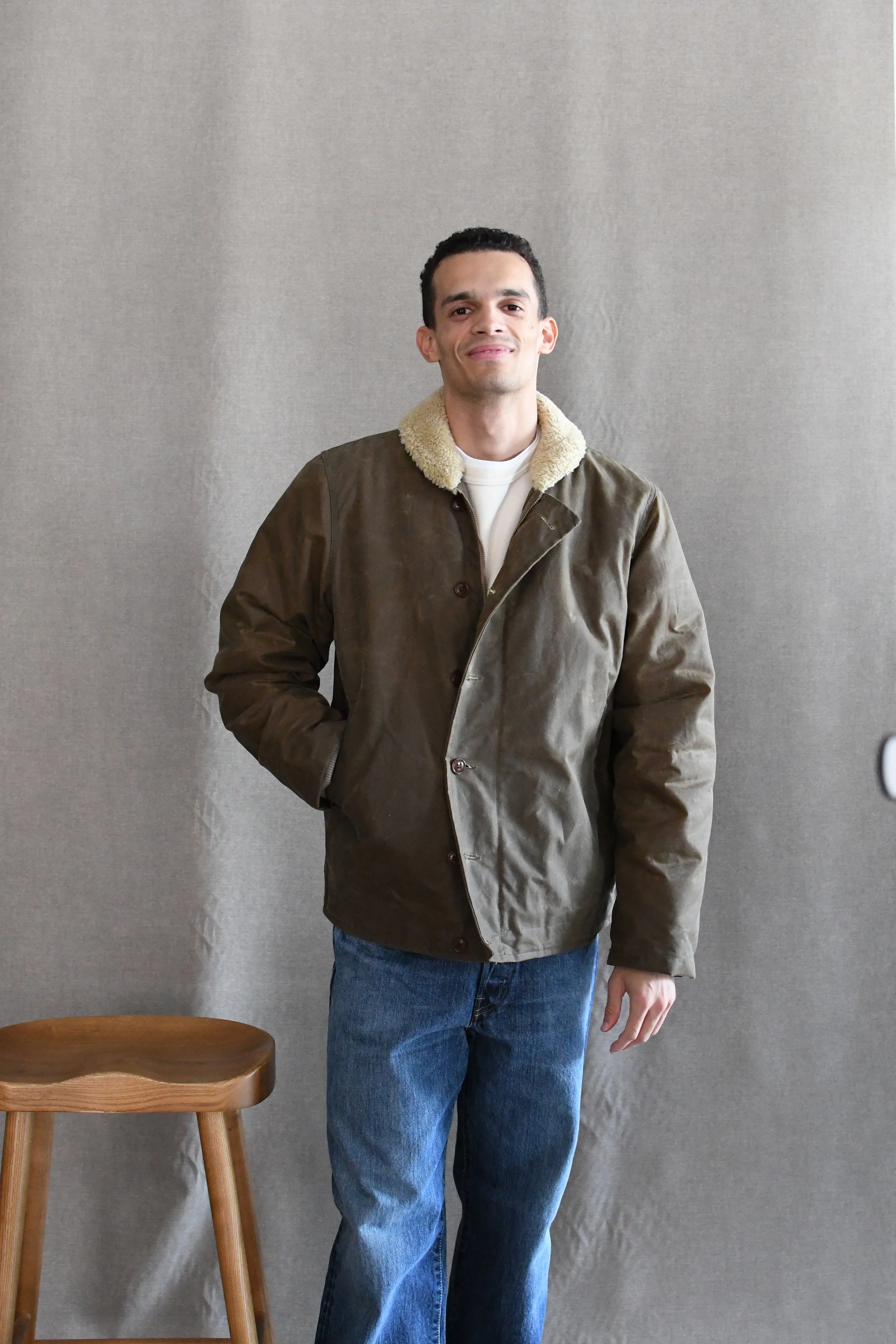 Giacca Chesapeake’s Deck Jacket ispirata alle storiche giacche da ponte della tradizione navale, reinterpretata con una linea essenziale e contemporanea.