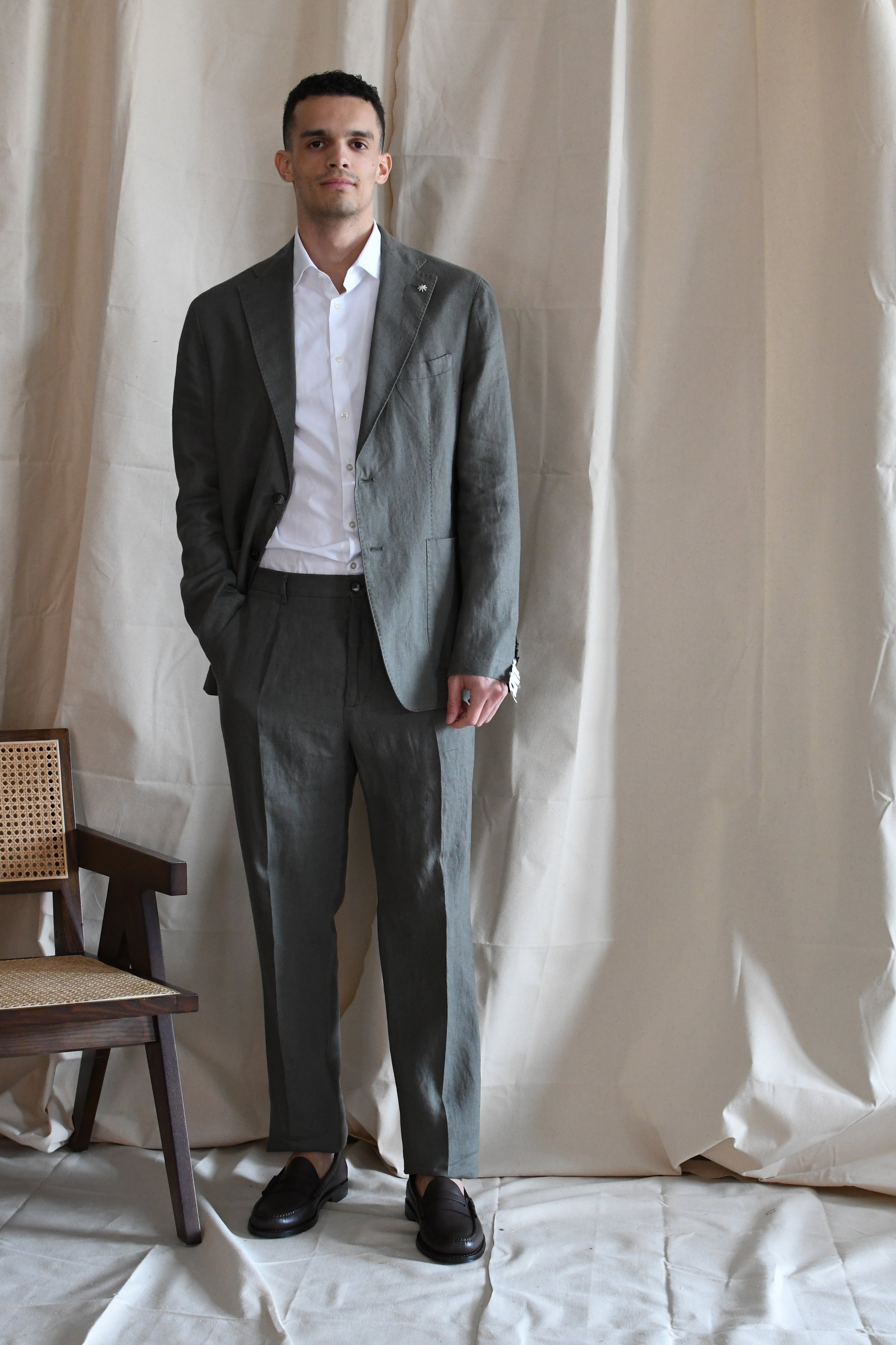 Abito Manuel Ritz in 100% lino sfoderato leggero e adatto alle temperature estive.