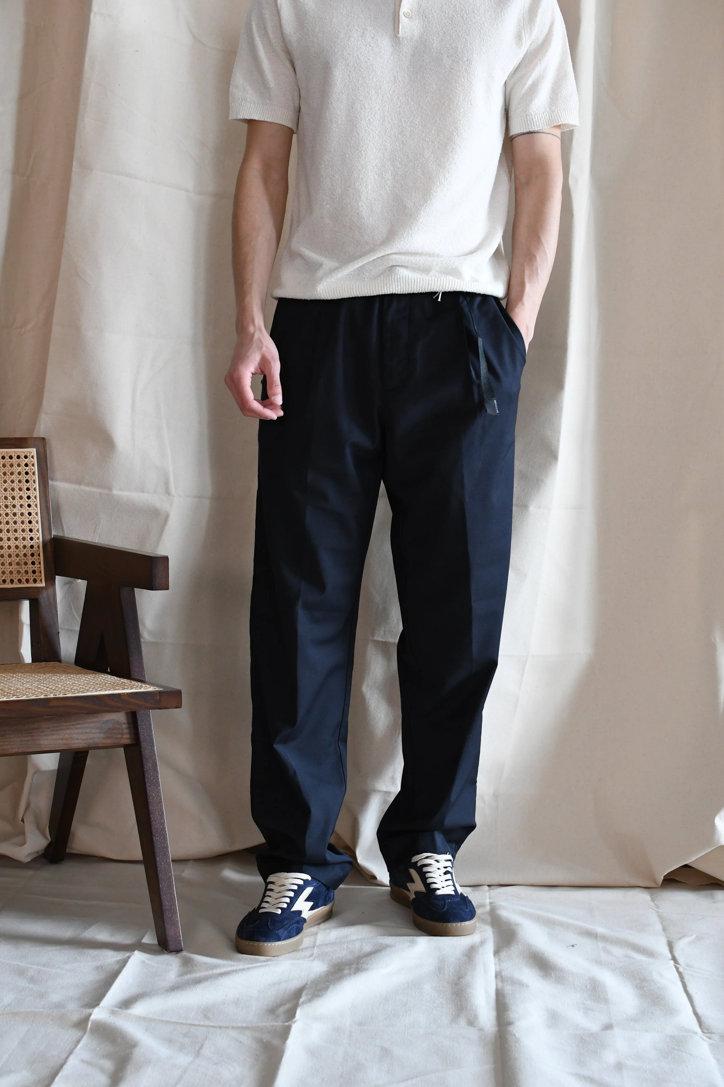 Pantalone White Sand vestibilità comoda, tinta unita. Tessuto in fresco lana leggerissimo.