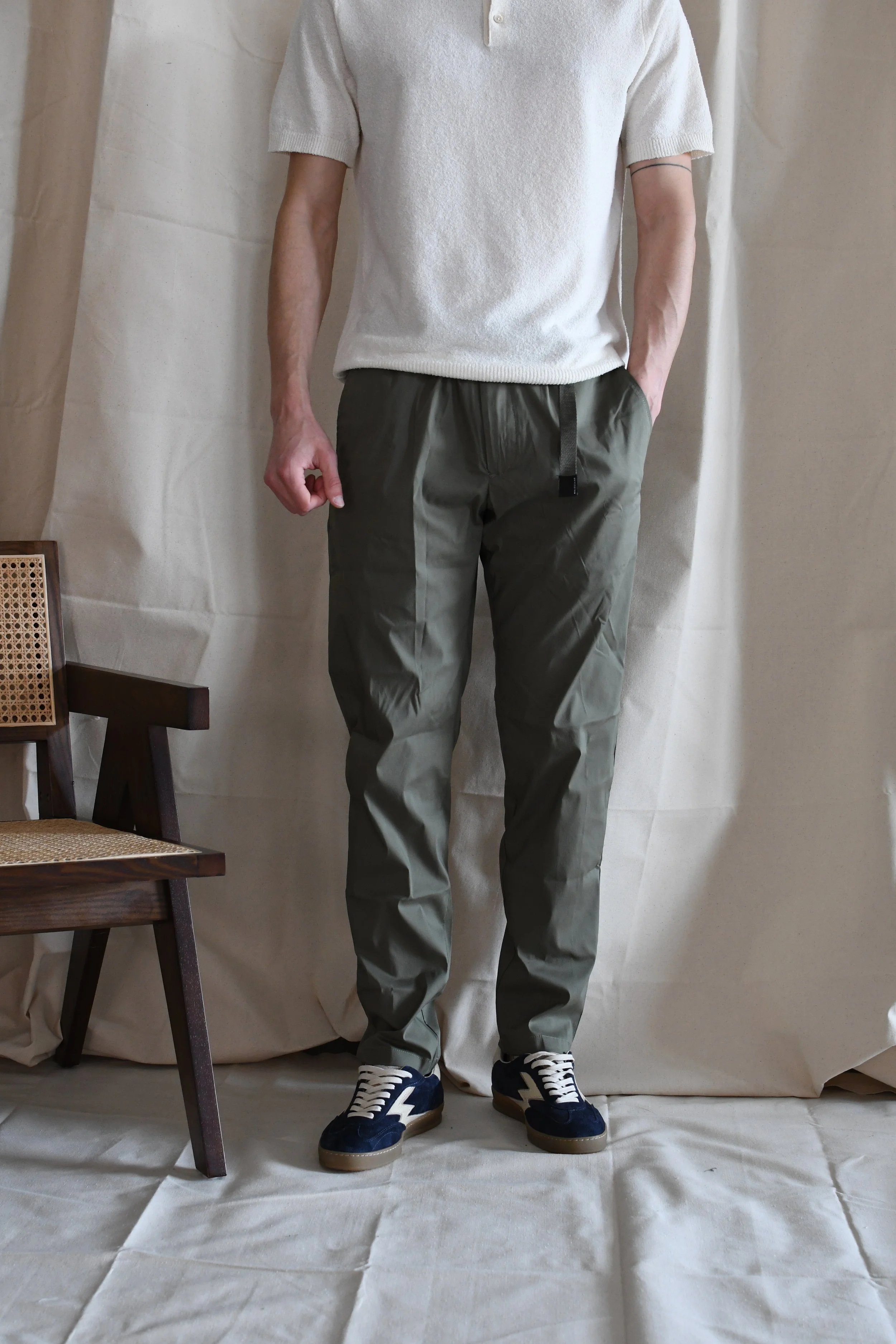 Pantalone White Sand tinta unita in misto cotone leggerissimo. Tessuto tela paracadute tecnico.