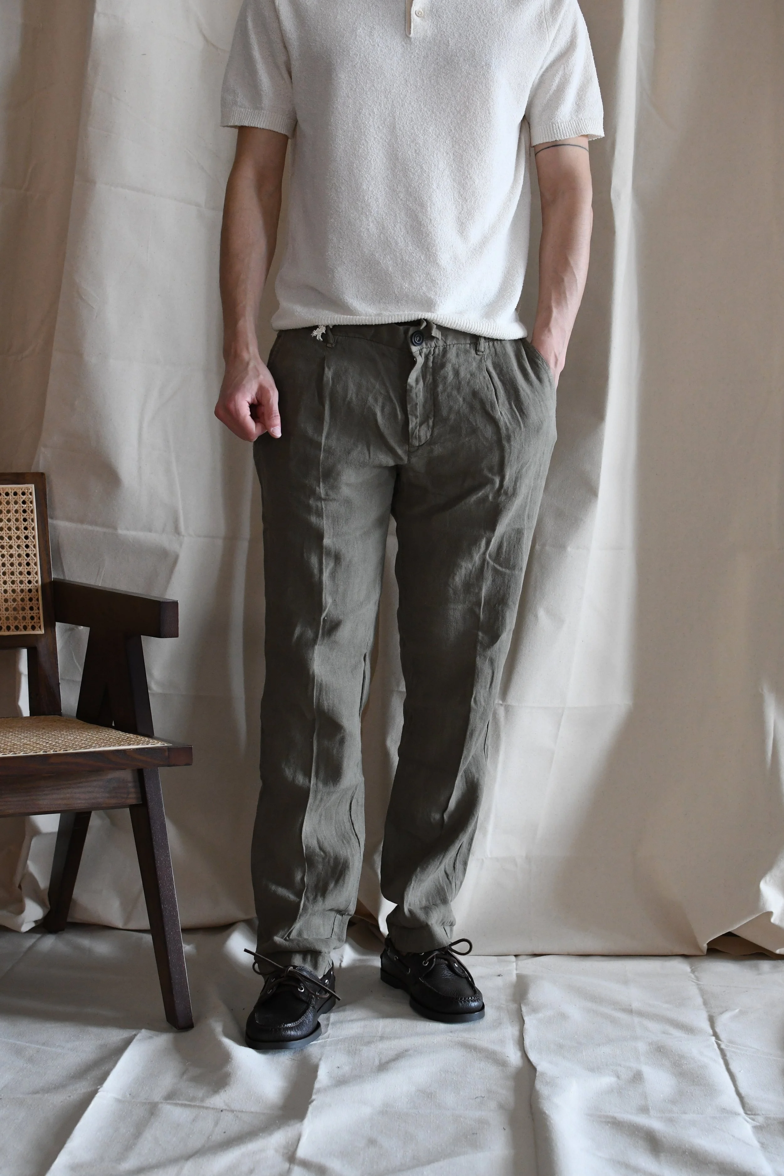 Pantalone Clark in lino con pinces frontale.