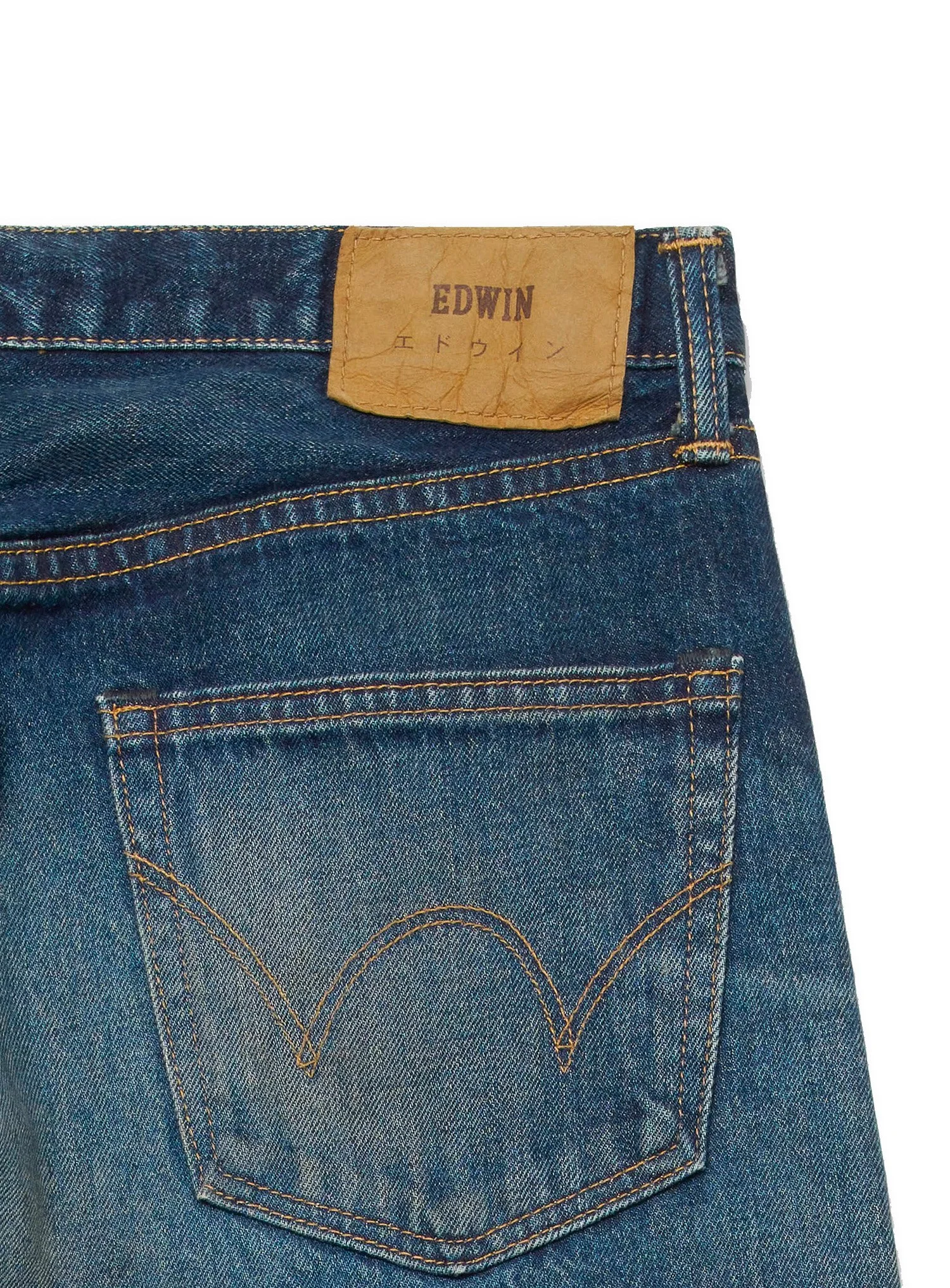 Denim Edwin lavato con cimosa rainbow. Edwin è un marchio di denim all'avanguardia, dove risaltano l'artigianalità e la competenza giapponese.