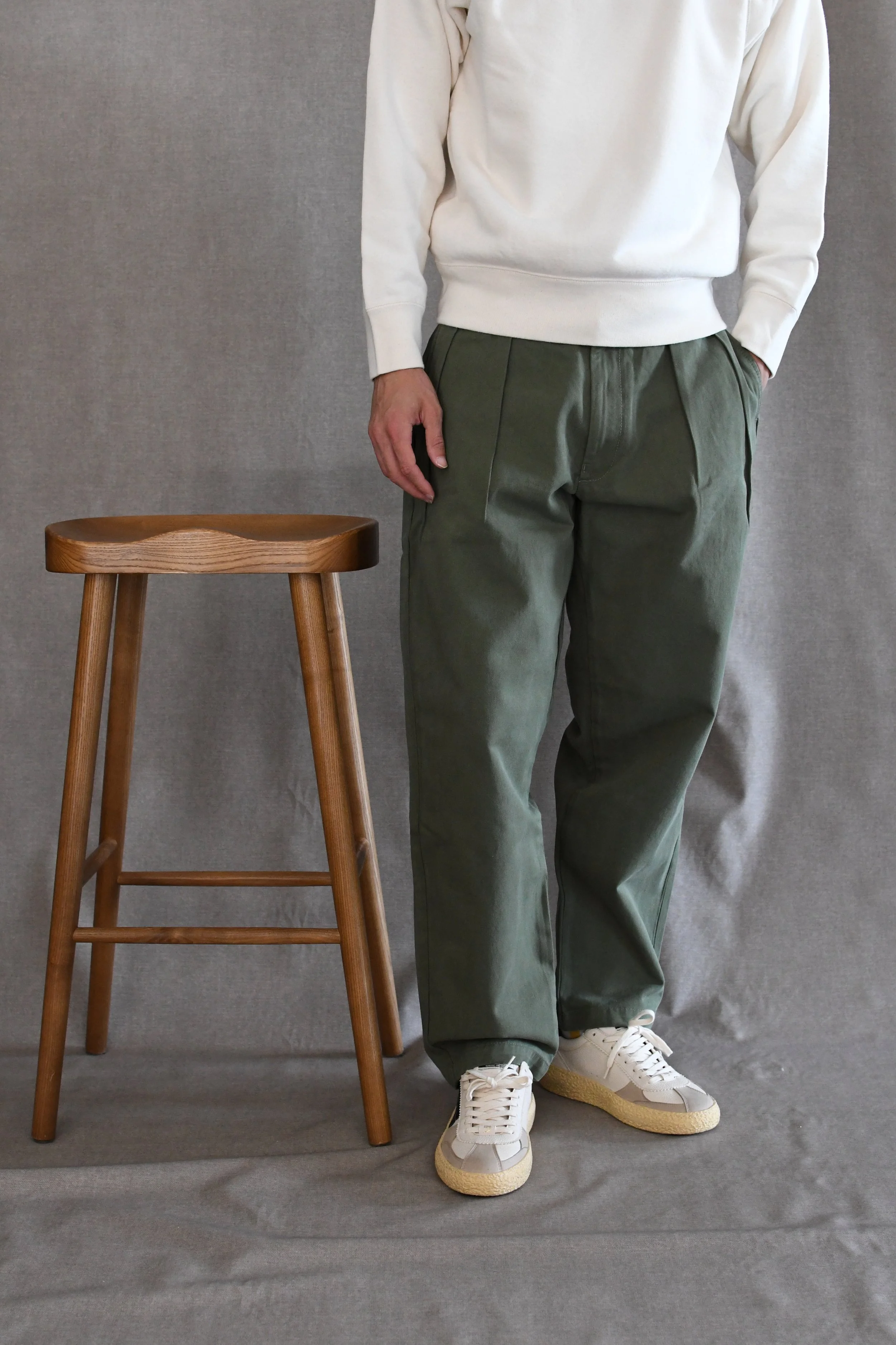 Pantalone Service Works in cotone organico twill con doppia pinces.