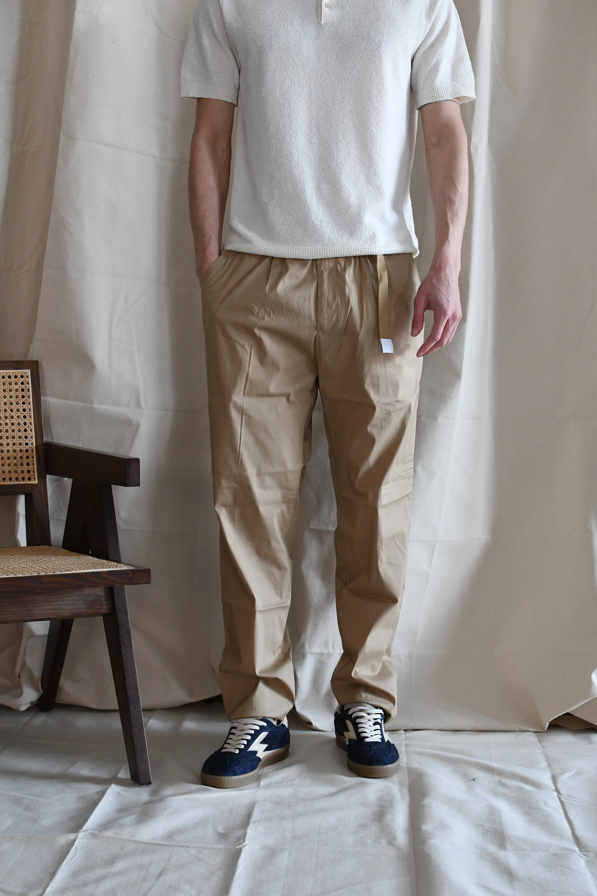 Pantalone White Sand tinta unita in misto cotone leggerissimo. Tessuto tela paracadute tecnico.