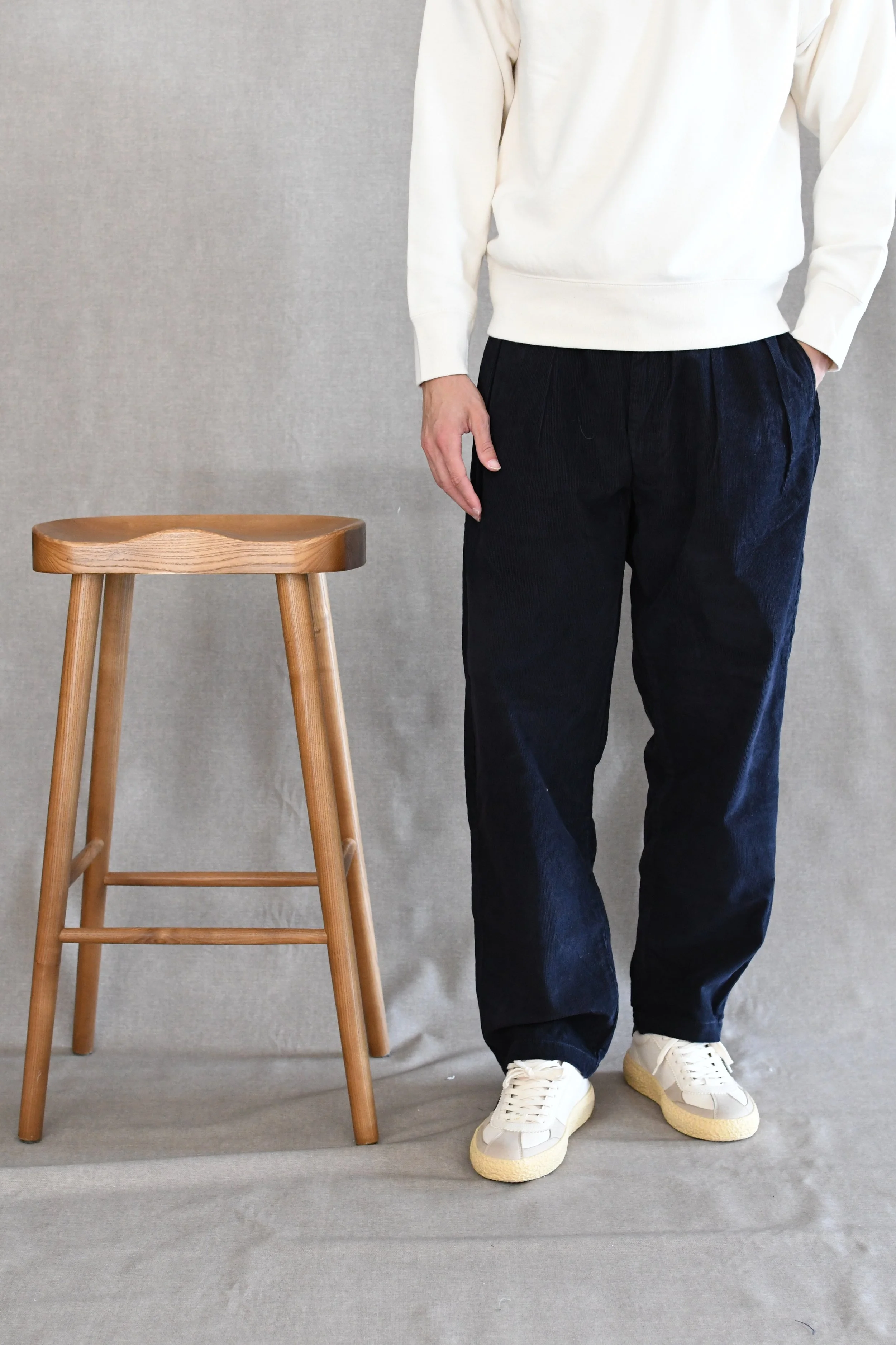 Pantalone Service Works in cotone organico a velluto mille righe con doppia pinces.