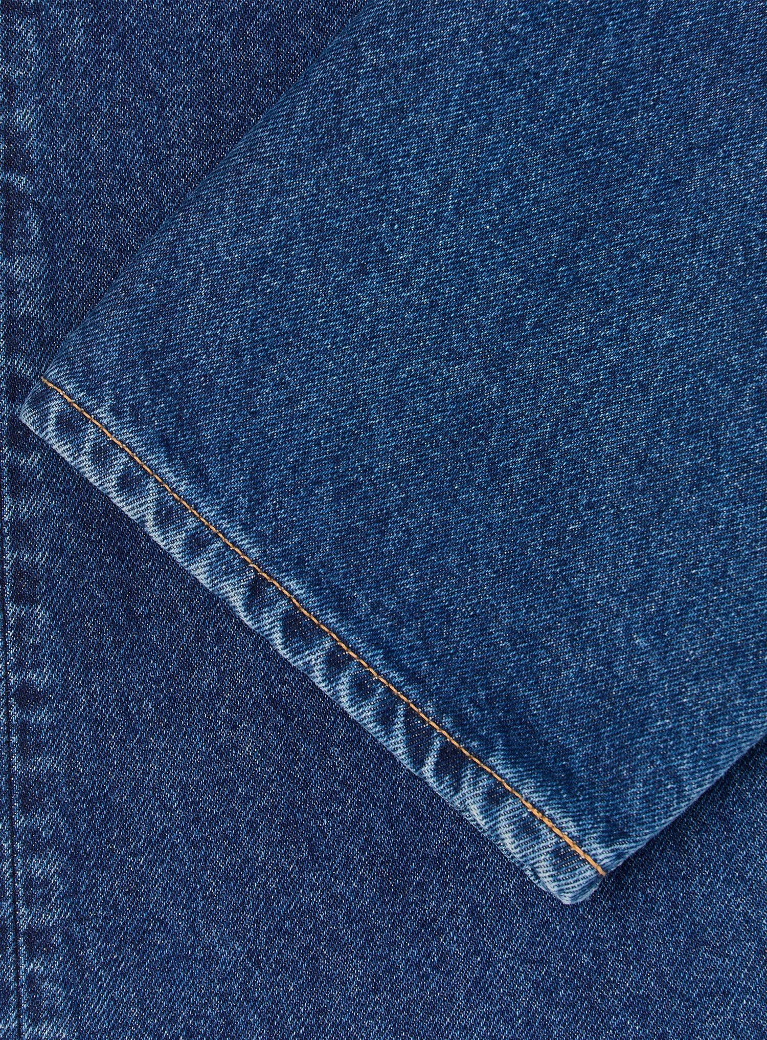 Denim Edwin lavato. Edwin è un marchio di denim all'avanguardia, dove risaltano l'artigianalità e la competenza giapponese.