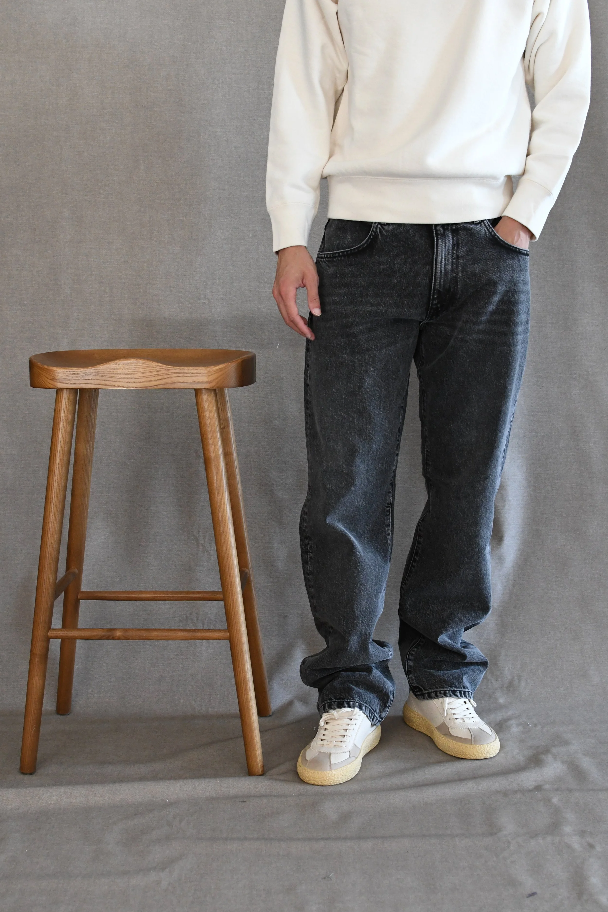Jeans Amish bull colorato tinta unita senza strappi e fondo dritto. Un denim moderno con una vestibilità comoda ideale da abbinare ad una scarpa bassa.