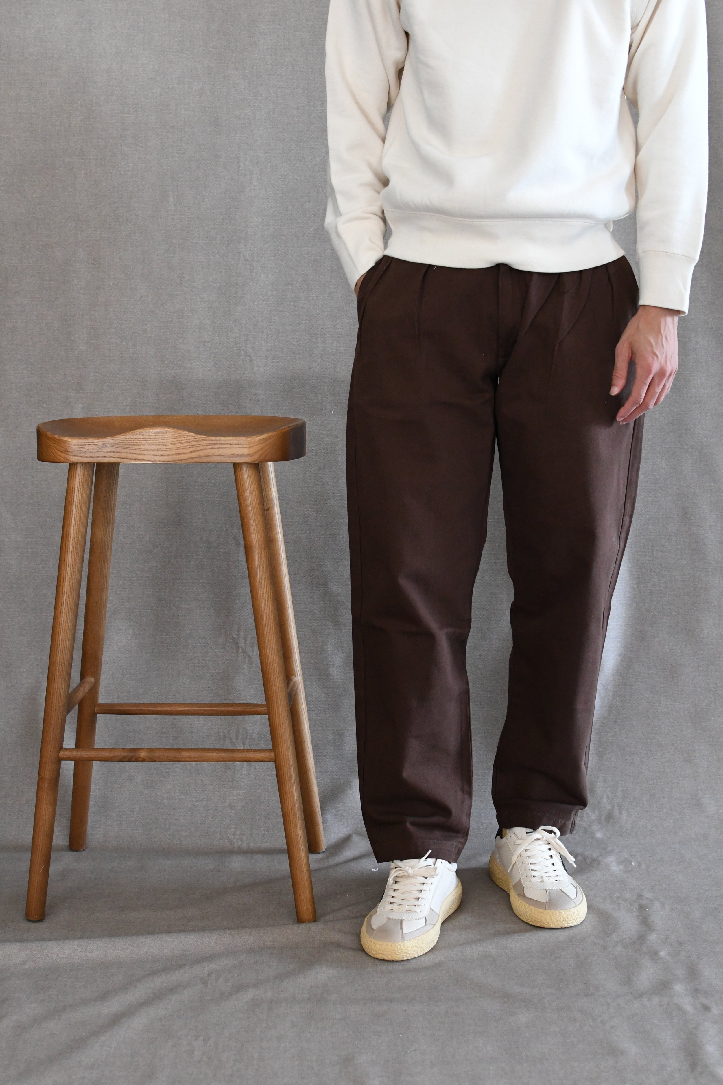 Pantalone Service Works in cotone organico twill con doppia pinces.