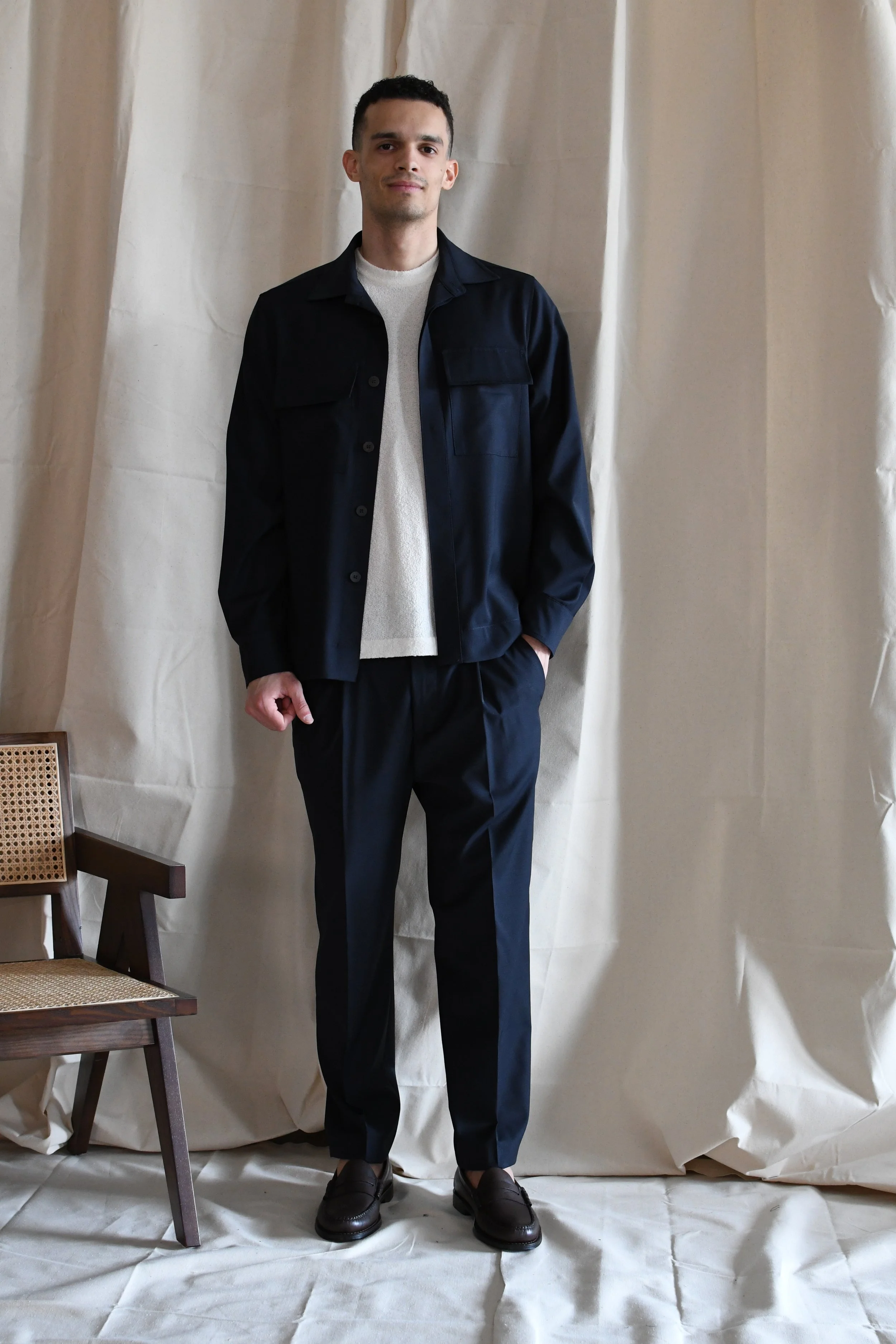 Overshirt Devorè in fresco lana tinta unita.