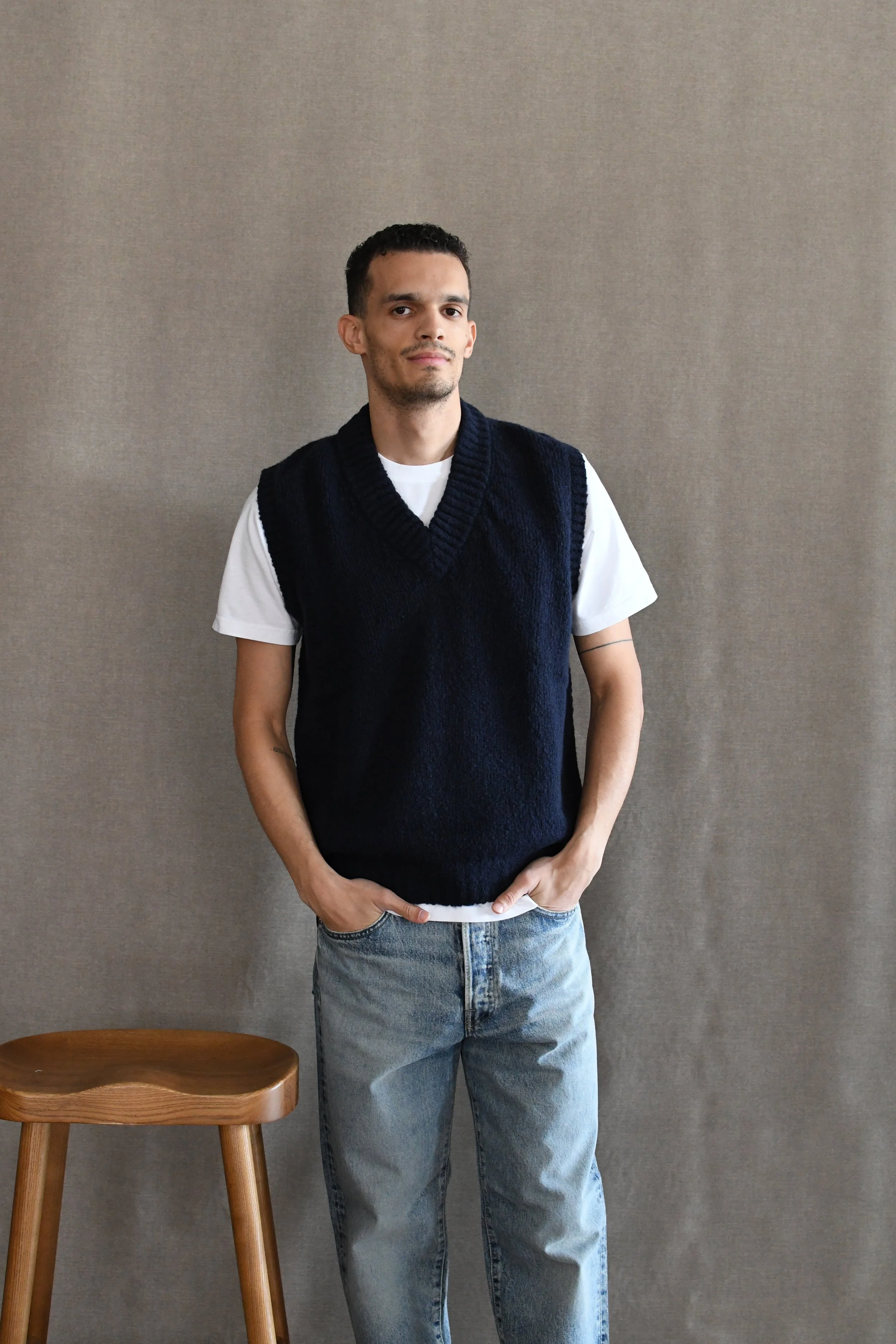 Gilet Scaglione scollo a V tinta unita in lana e cashmere senza cuciture.