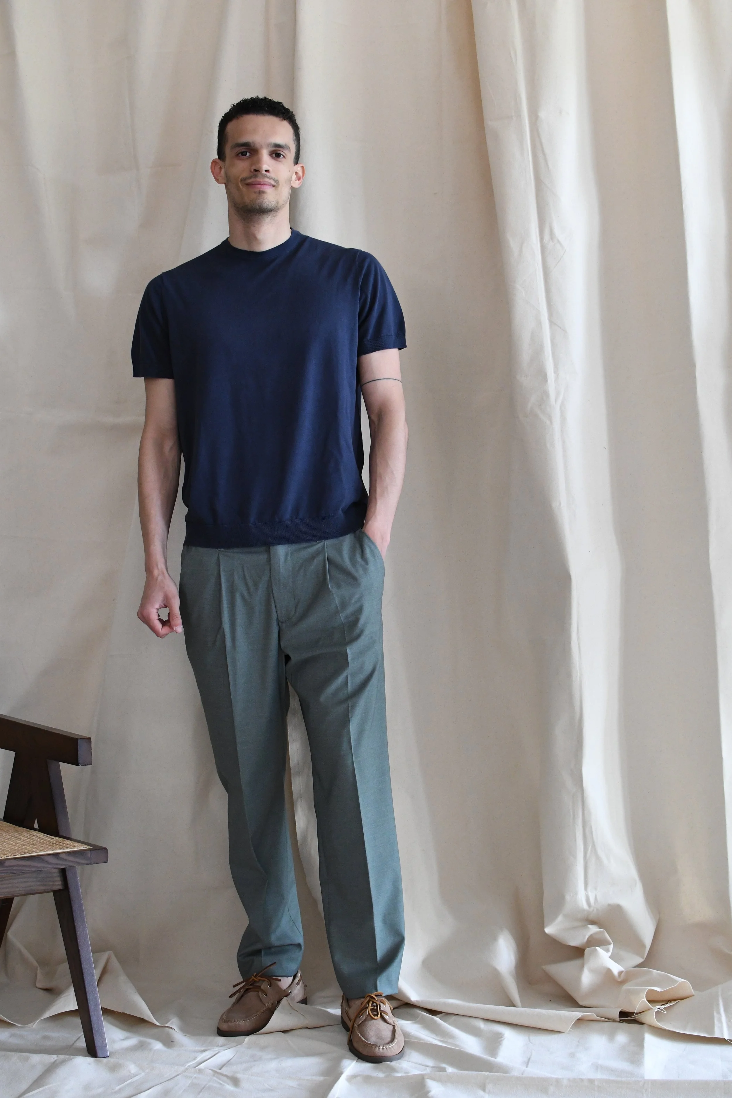 Pantalone Devorè in fresco lana tinta unita con pinces.