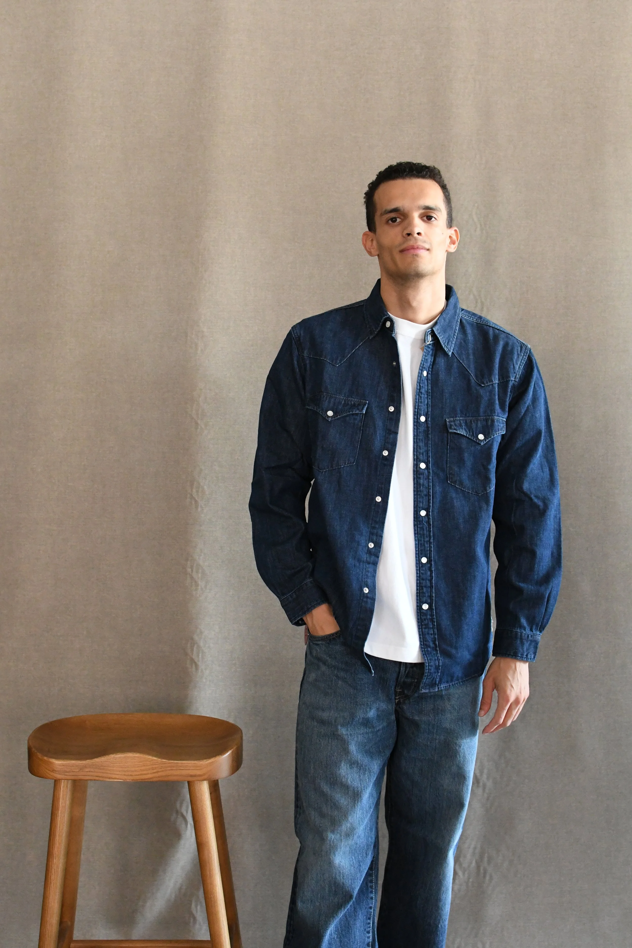 Camicia Edwin western tinta unita a maniche lunghe. Tessuto denim effetto non lavato.