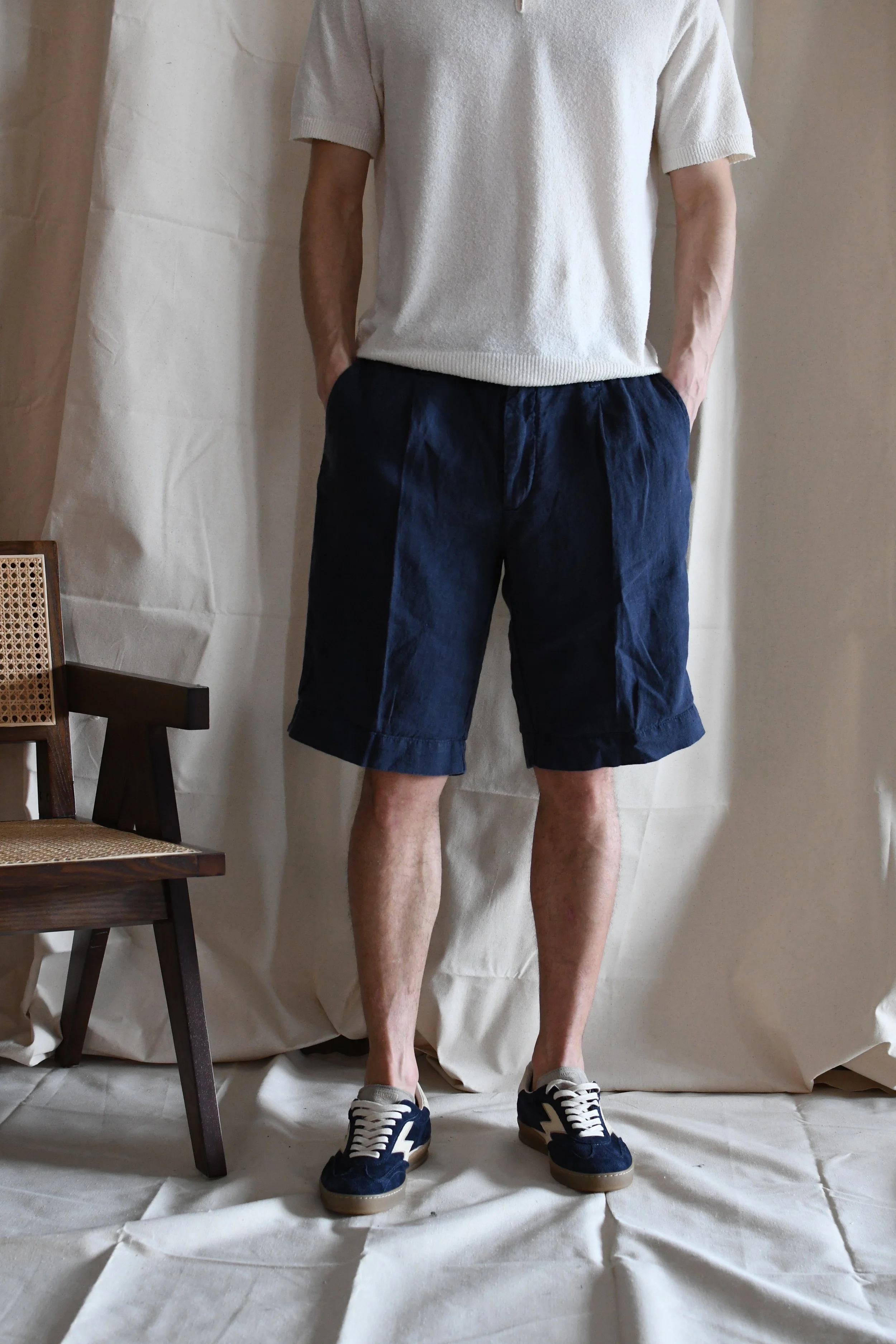 Bermuda Clark in lino con pinces frontale.