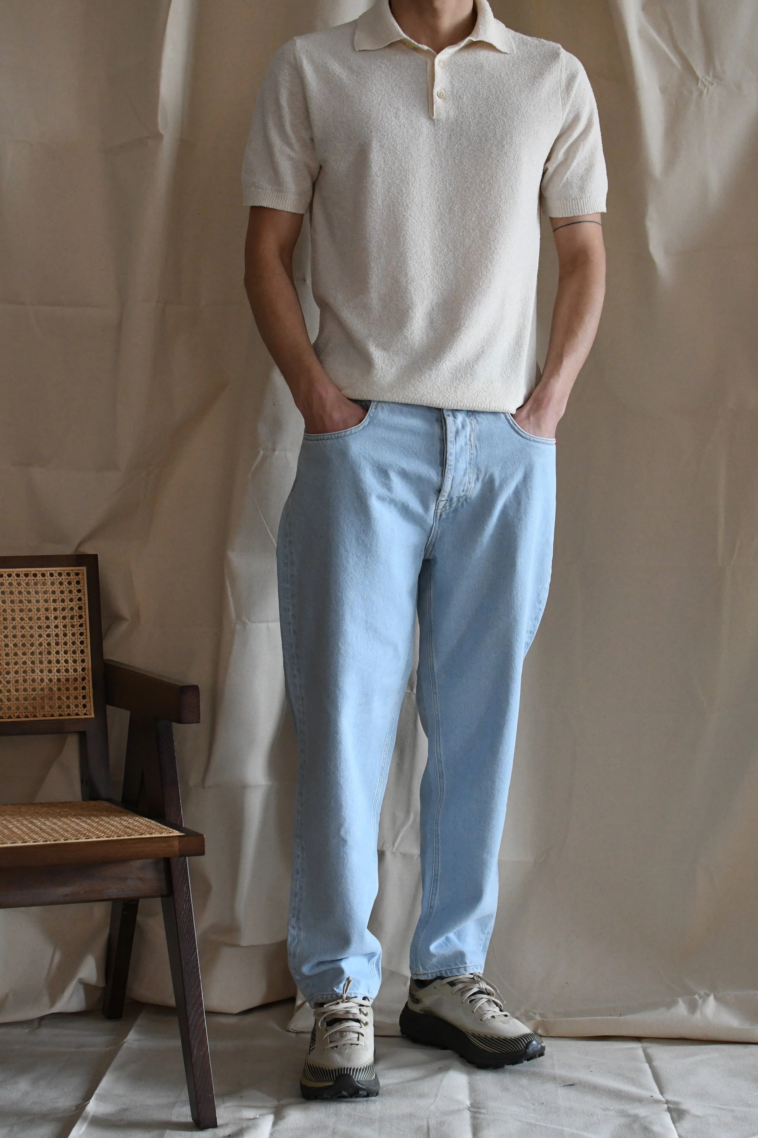 Jeans Amish azzurro chiaro lavato senza strappi. Vestibilità carrot.