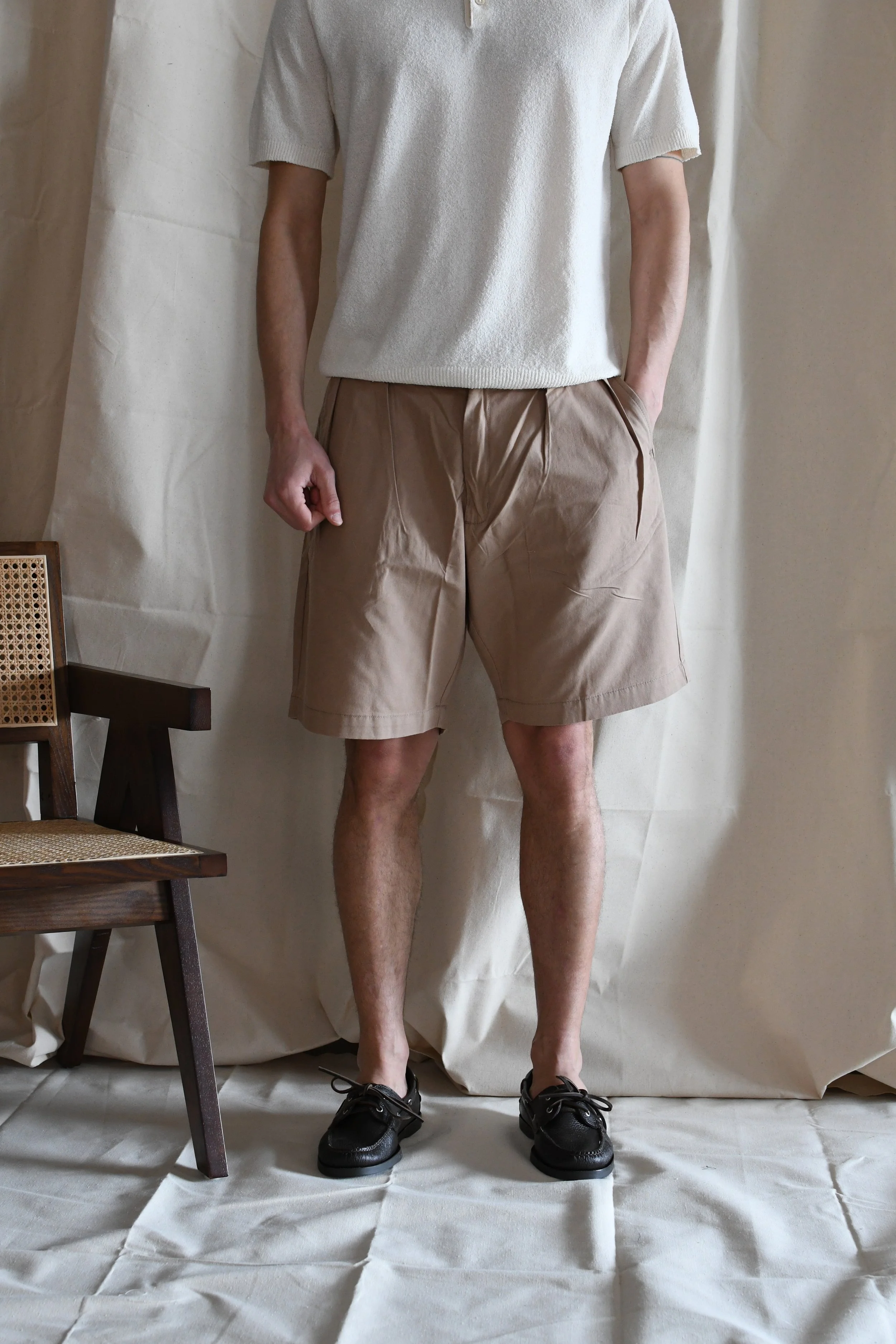 Bermuda Service Works in cotone doppia pinces tinta unita. Capo ispirato agli indumenti da lavoro delle cucine londinesi.