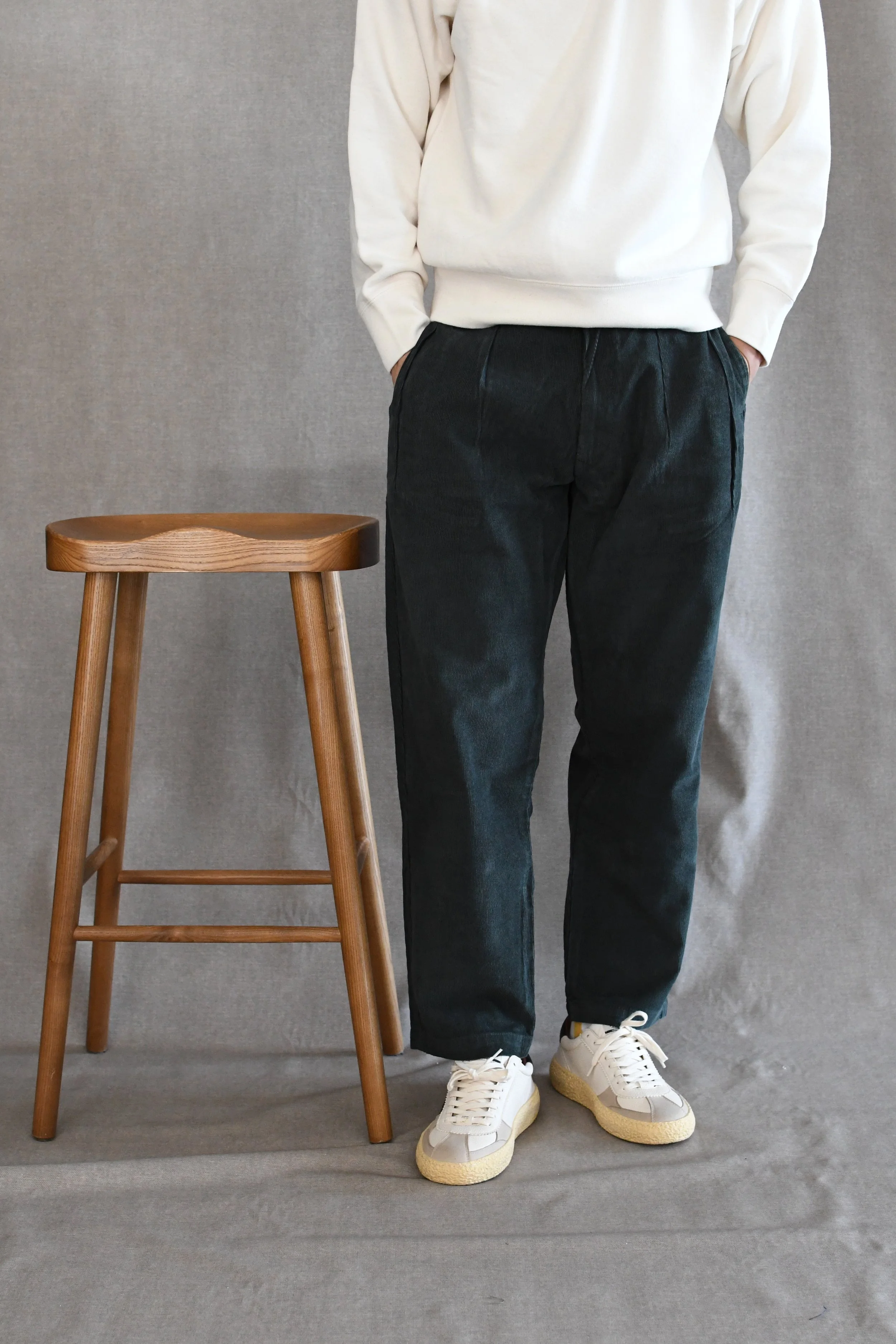 Pantalone Service Works in cotone organico a velluto mille righe con doppia pinces.
