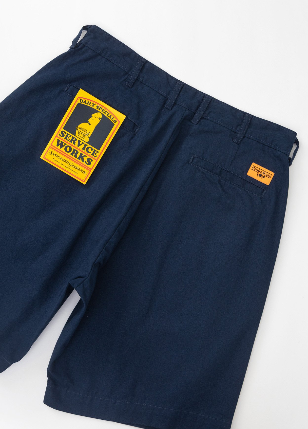 Bermuda Service Works in cotone doppia pinces tinta unita. Capo ispirato agli indumenti da lavoro delle cucine londinesi.