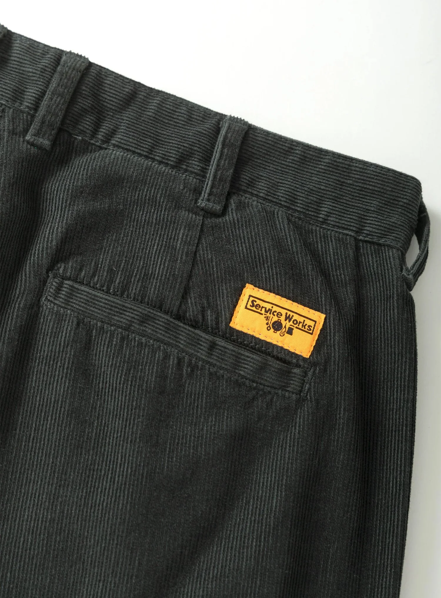 Pantalone Service Works in cotone organico a velluto mille righe con doppia pinces.
