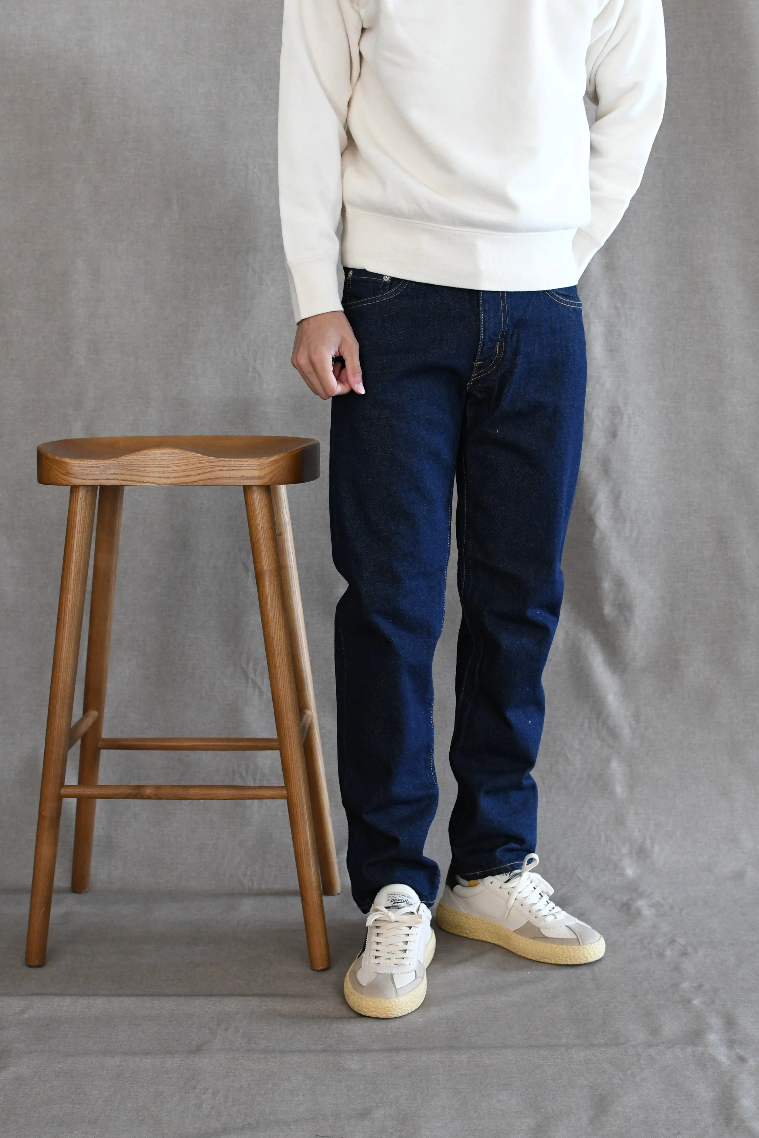 Denim Edwin rinsed tinta unita non lavato. Edwin è un marchio di denim all'avanguardia, dove risaltano l'artigianalità e la competenza giapponese.