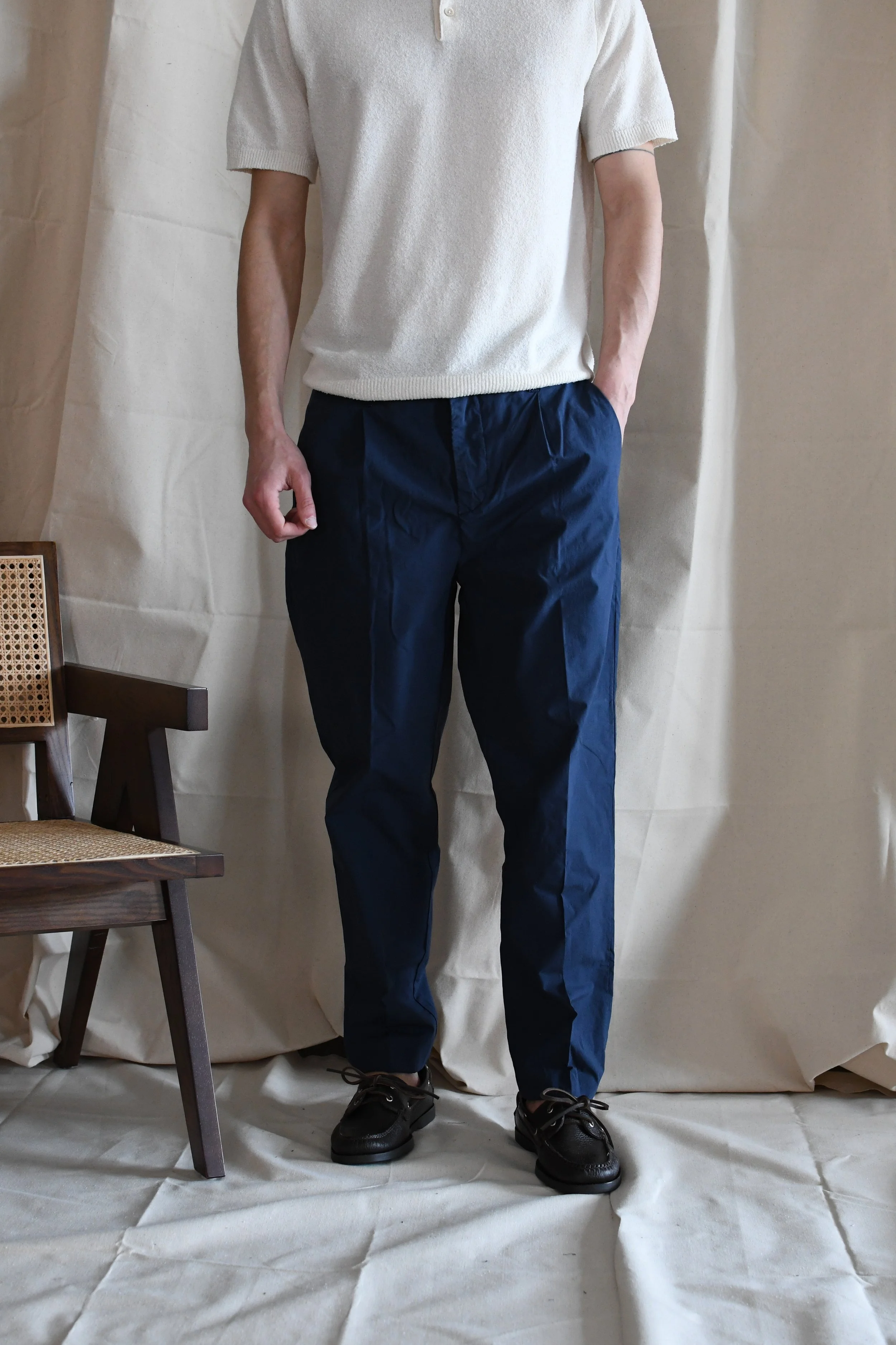 Pantalone Clark in cotone popeline con pinces frontale.