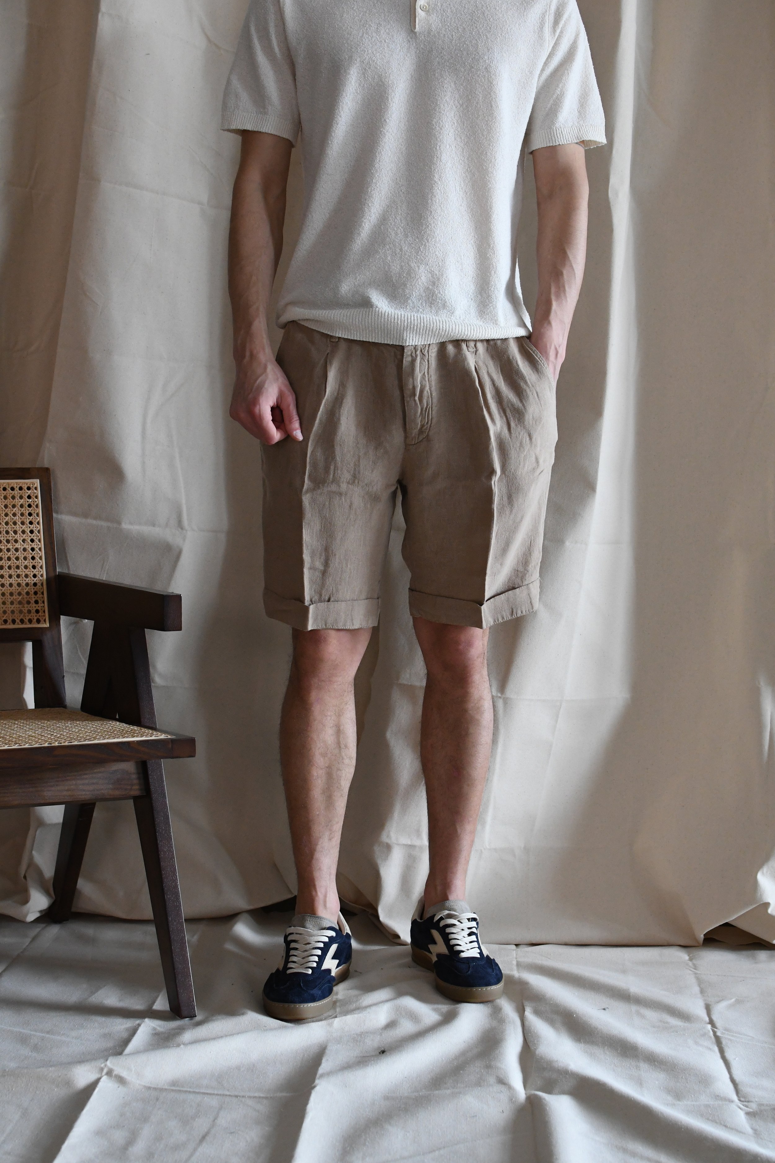 Bermuda Clark in lino con pinces frontale.