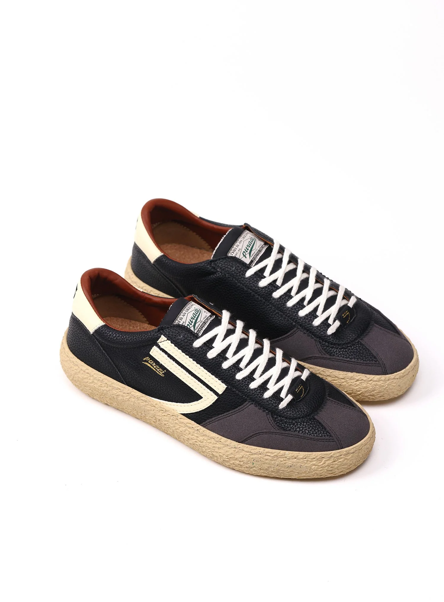 Sneakers Puraai ispirate dallo stile vintage anni 70, realizzate con materiali riciclati e biologici.