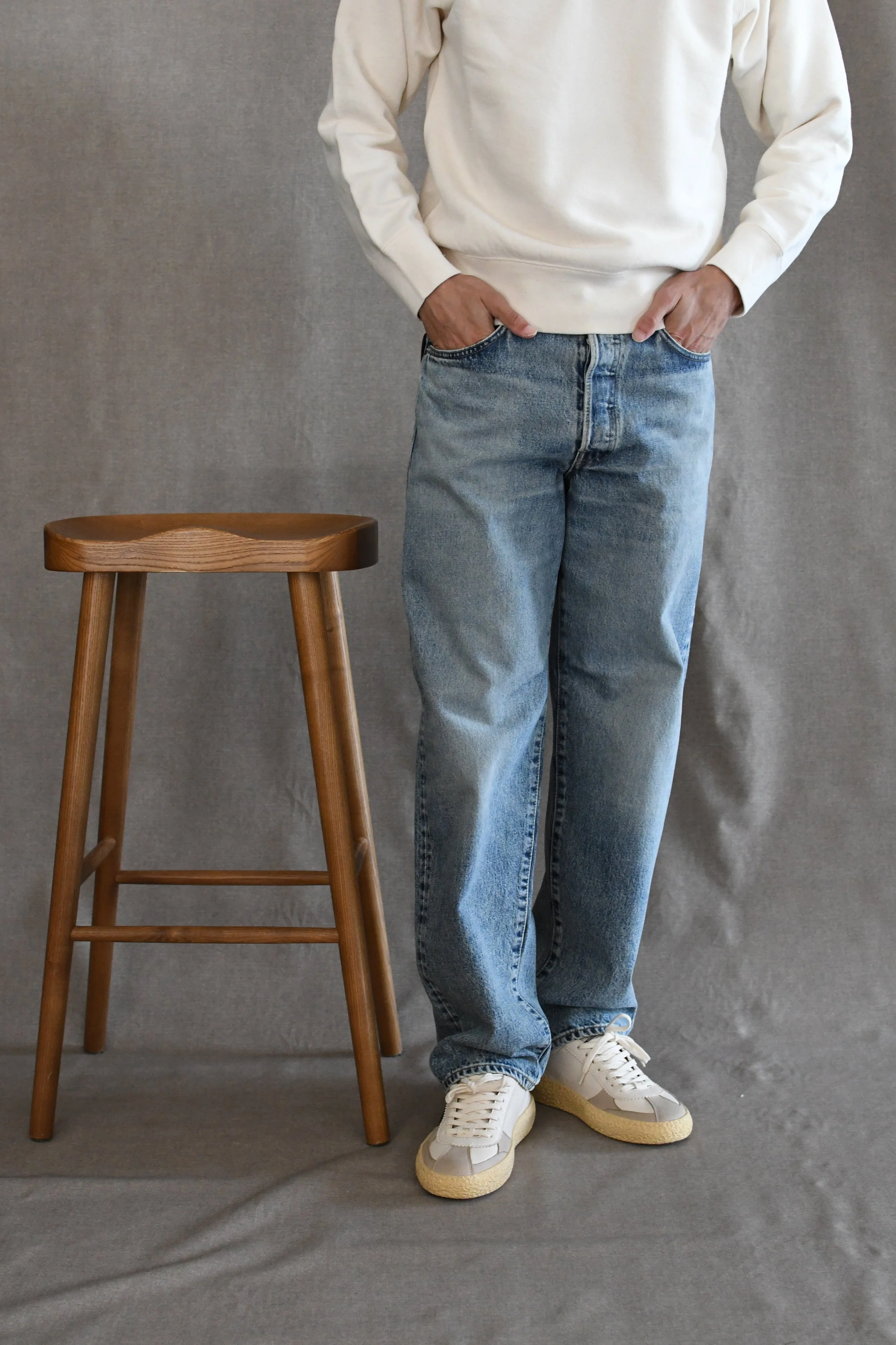 Denim Edwin effetto lavato tinta unita con cimosa rainbow. Edwin è un marchio di denim dove risaltano l'artigianalità e la competenza giapponese.