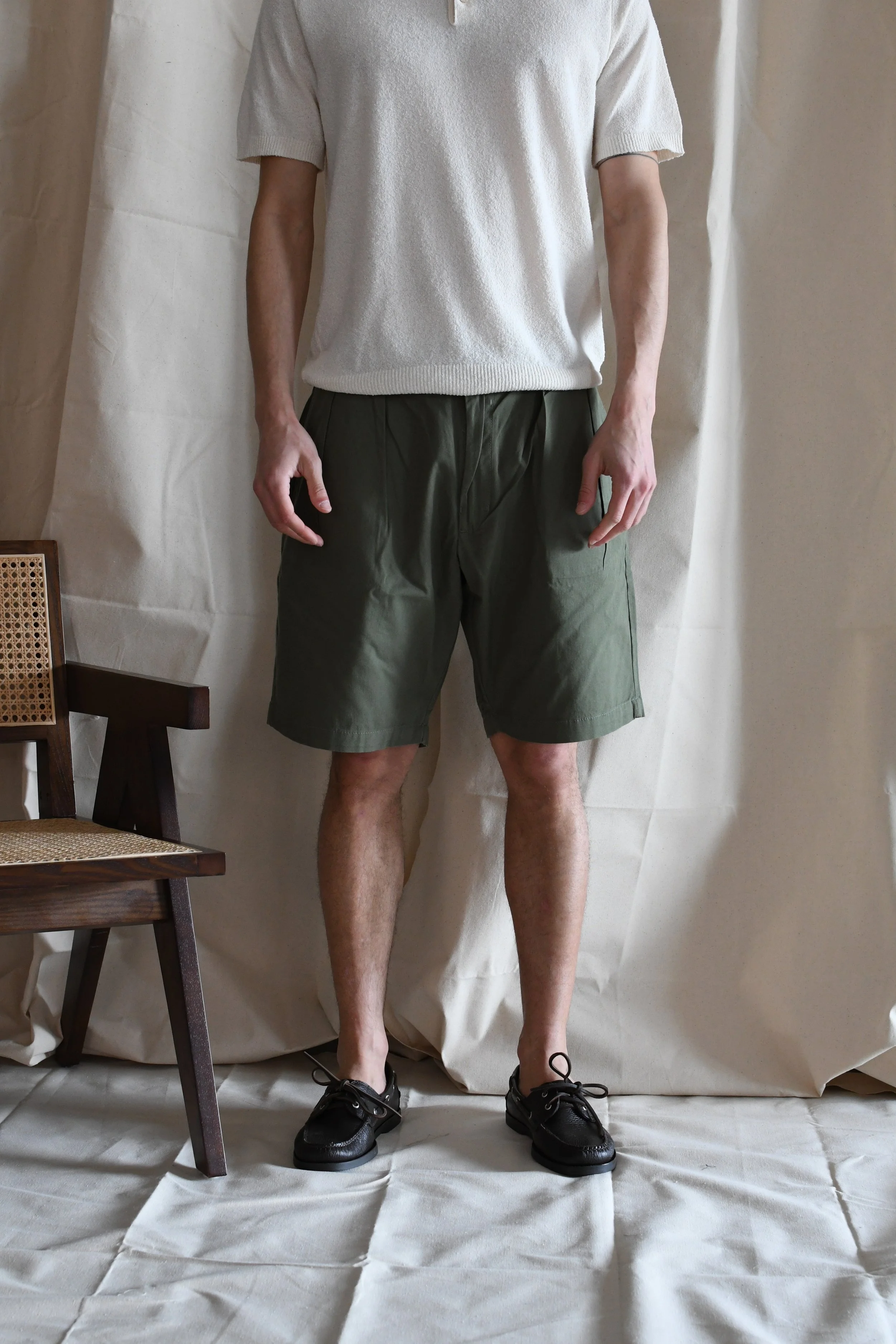 Bermuda Service Works in cotone doppia pinces tinta unita. Capo ispirato agli indumenti da lavoro delle cucine londinesi.