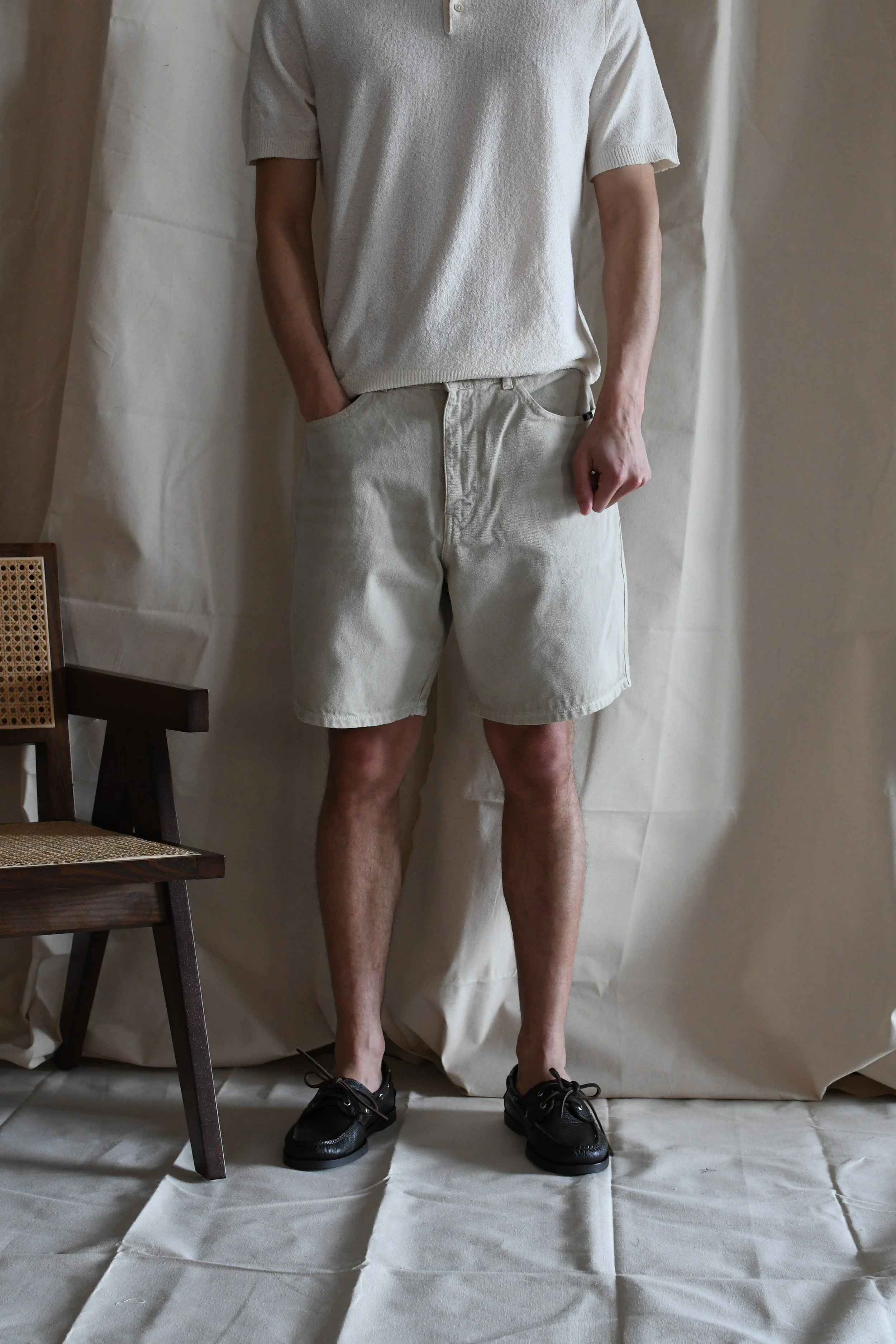 Bermuda Amish blu lavato senza strappi.