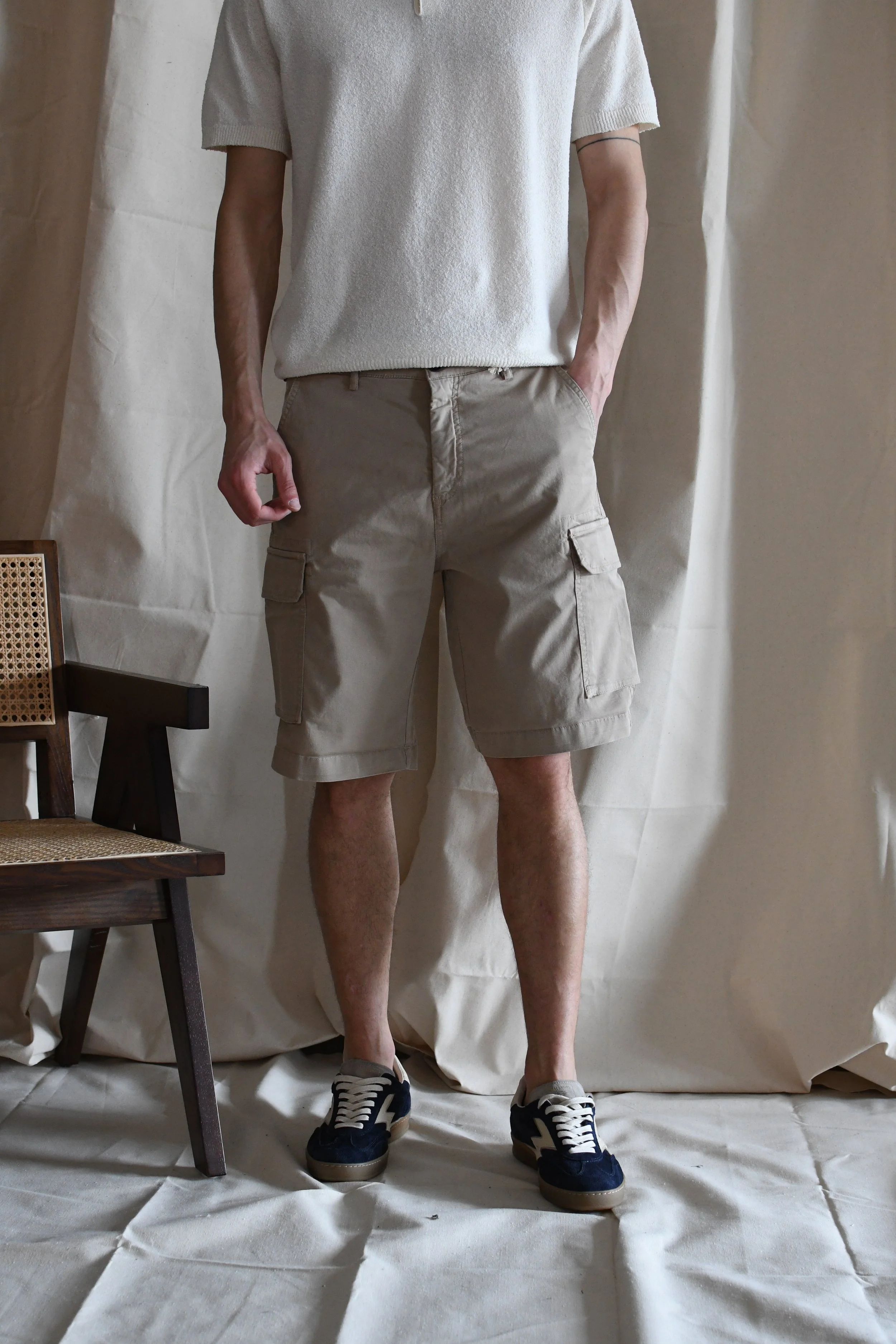 Bermuda Clark in cotone gabardina con tasche laterali.