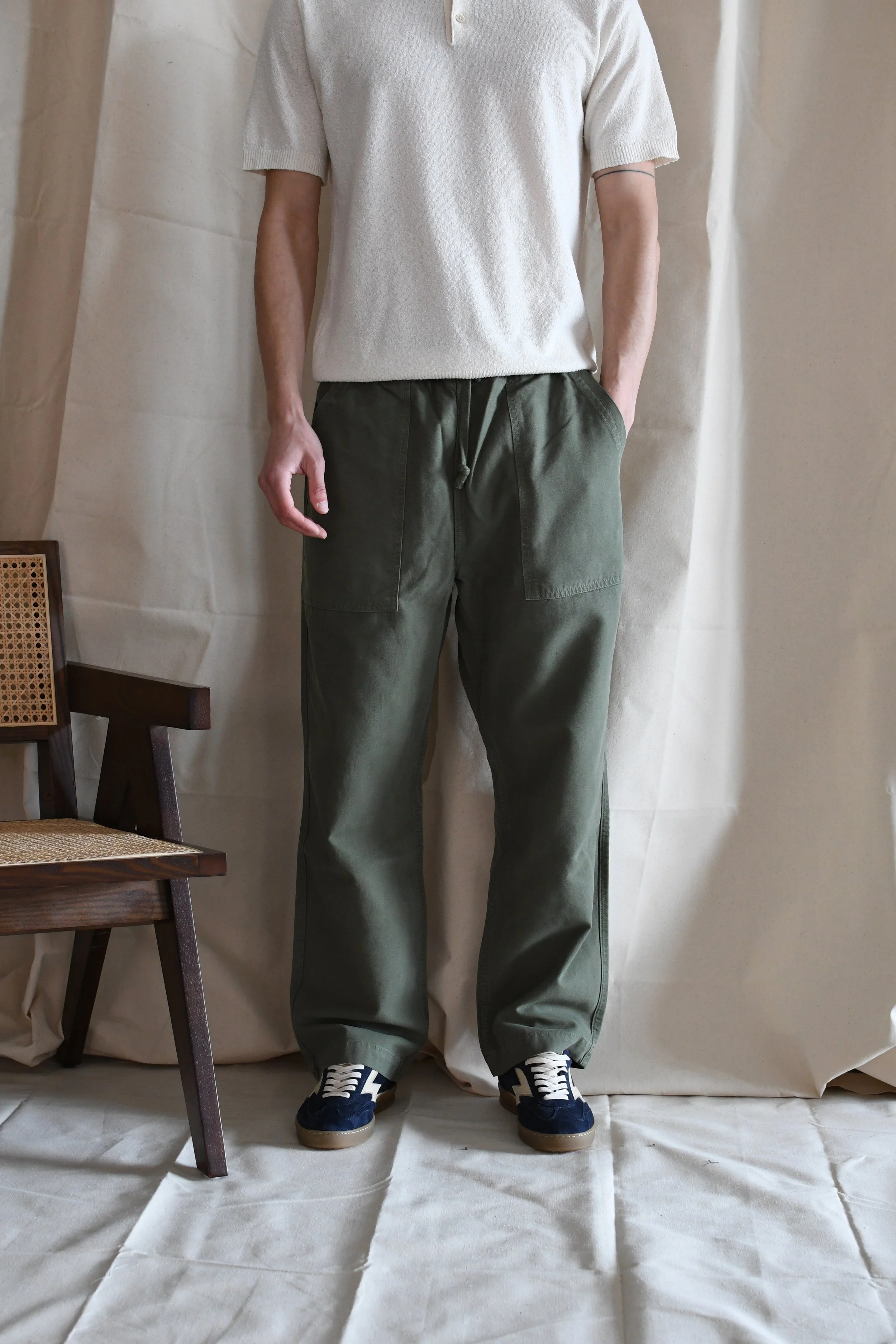 Pantalone Service Works in cotone canvas tinta unita. Capo ispirato agli indumenti da lavoro delle cucine londinesi.