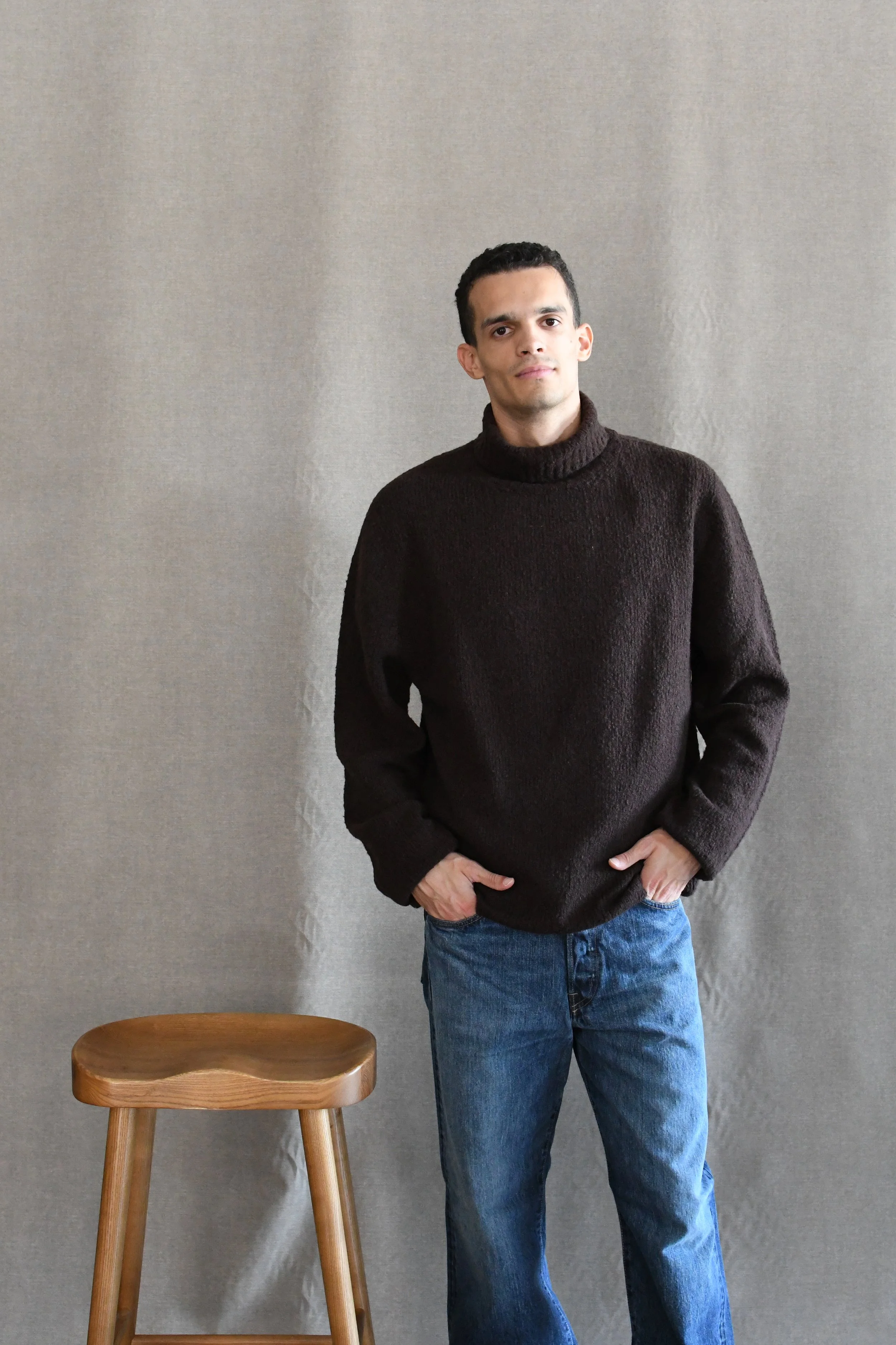Maglia Scaglione classica collo alto tinta unita in lana e cashmere senza cuciture.